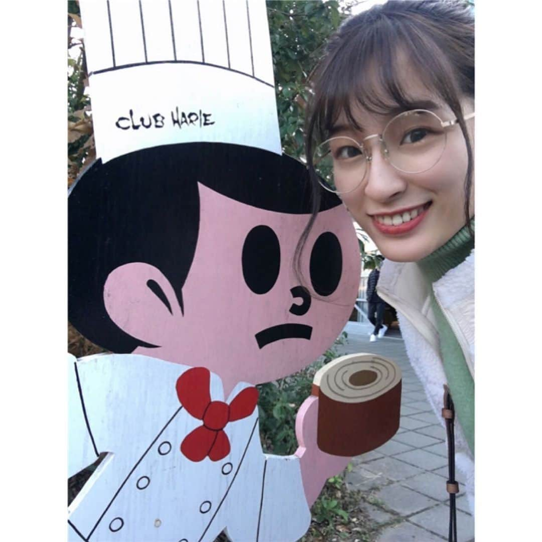 佐藤華純さんのインスタグラム写真 - (佐藤華純Instagram)「.  【 #かすみんカフェ 】？笑  行って見たかった #ラコリーナ近江八幡 へ🍀  行ったもののクラブハリエのバームクーヘンは食べずにソフトクリーム食べてきました🍦笑  でもクラブハリエver.の飛び出し坊やとツーショット撮れて満足なのです✌🏻✨  ーーーーーーーーーーーーーーーーーーーーー  ファイナルイベントまであと2日！ 12/20 14:00〜 17LIVEとYouTubeにて配信！当日票あります！最後の投票お願いします✊🏻🔥  #ミスキャンパス立命館2020 #MCR2020  #立命館 #立命館大学 #京都 #女子大生  #ミスキャン #ミスコン #ファイナリスト  #クラブハリエ #滋賀カフェ #近江八幡カフェ #滋賀観光」12月18日 21時05分 - mcr2020_02sk