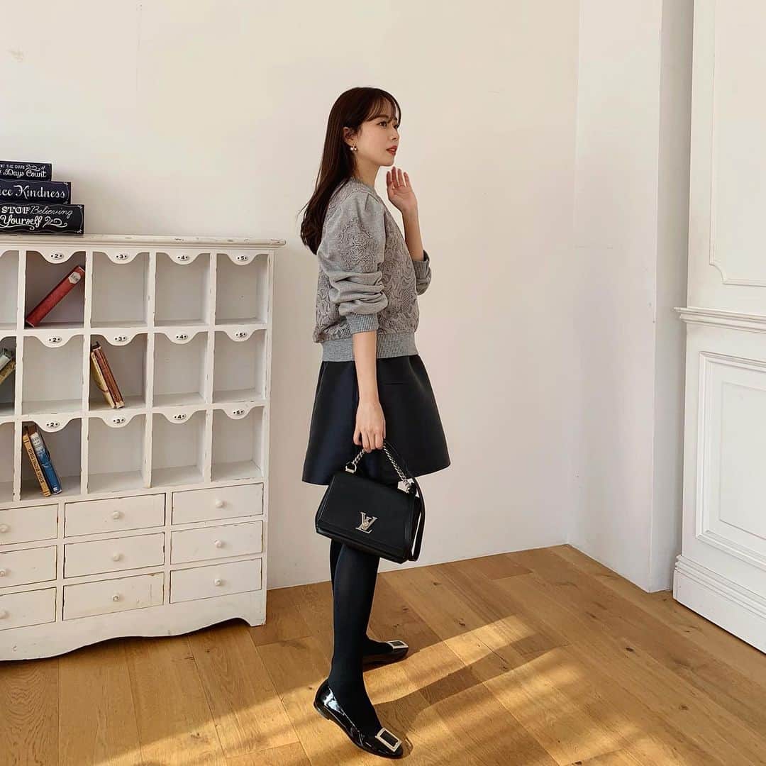 ハンナミのインスタグラム：「まもなく今年さいごの 新作販売startします🤍☺️ 一目惚れした このスウェットプルオーバーは まさに探し求めていたもの. .✨  レースが大人っぽくてすき🤍 質問いただいてたスカートは 数年前のdesignworksです :)  tops #eneu skirt #designworks bag #louisvuitton shoes #rogervivier」