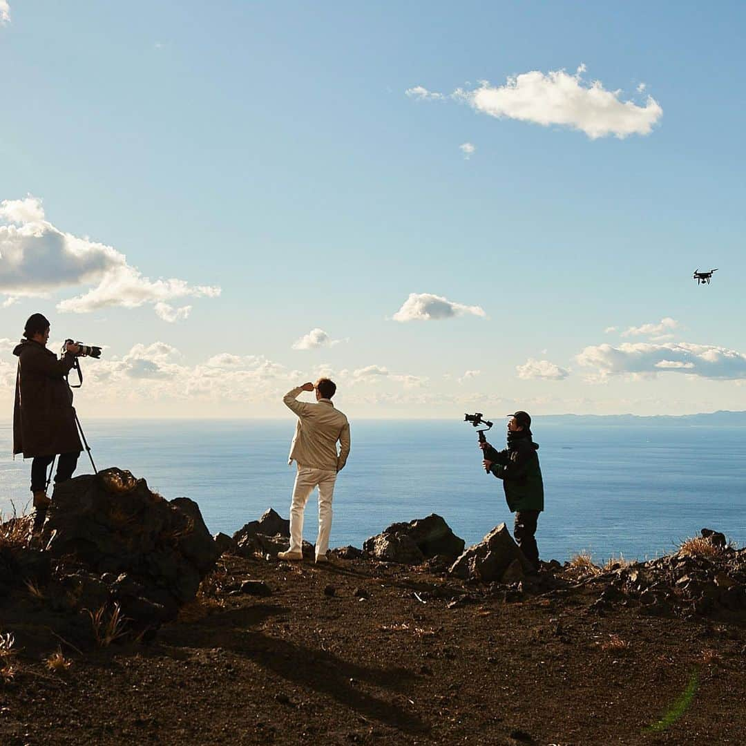 Anton Wormannのインスタグラム：「A week shooting on the Volcanic Islands in the archipelago, just 2h south of Tokyo 🌋🗾 🇯🇵 Too beautiful 🤩 too cold ❄️ Onsen too warm ♨️🧖‍♂️ Seafood too good 🍱 Amazing people ❤️  みんなありがとうございました！良い思い出いっぱいできました🙏　＃大島　#伊豆　#伊豆大島　#日本　#Shooting ＃撮影　#Ilikesomuch #ImagemodelsTokyo」