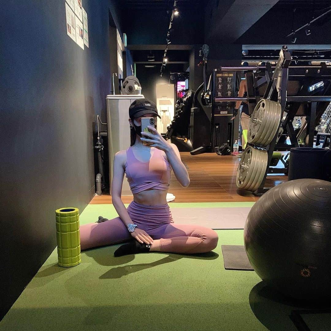 YOUのインスタグラム：「stretch🤍  ストレッチ&フォームローラーは毎日必ずしています🏋🏽‍♀️♪  ストレッチ苦手〜というお声をよく聞きますが（特に男性😉）続けることと少しのコツで体は必ず柔軟になります🙆‍♀️  何歳になっても体が変わるという体験はうれしいもの♪  是非日常にストレッチを♡ パーソナルストレッチも受付中😘」