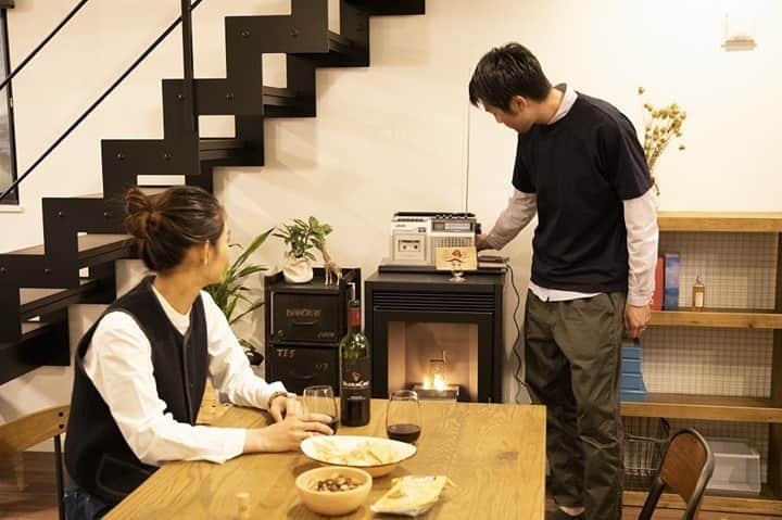 suzukuri さんのインスタグラム写真 - (suzukuri Instagram)「【GO OUTの家”Livin’ BASEの家”】⁠ 木枯しにひときわ寒さを感じる季節になりましたね！そんな季節におすすめなのが、煤が出ないペレットストーブ。⁠ .⁠ ストーブ初心者でも扱いやすく、薪ストーブではハードルが高い人でも気軽に使えます。⁠ .⁠ ペレットストーブのやわらかな火の暖かさに包まれながら、夫婦の時間をゆっくり過ごしてみては？⁠ .⁠ ▶アウトドアファッション誌「GO OUT」と考えた家、「Livin' BASE」。⁠ 詳細・資料請求はプロフィールリンクから。⁠ →@suzukuri.official⁠ .⠀⁠ .⠀⁠ #goout⁣ #livinbase ⁣#リヴィンベース⁣ #基地⁣ #base ⁣#DJブース #ホームパーティ⁣#リビング #インダストリアルテイスト ⁣#ヴィンテージテイスト⁣ #男前インテリア⁣ #暮らしのアイデア⁣ #暮らしを楽しむ⁣#ごーあうと #企画住宅 #規格住宅 #家づくり #マイホーム #マイホーム計画中 #新築 #一戸建て #住宅 #住まい #暮らし #ライフスタイル #間取り #suzukuri #リビング #ストーブ #休日の過ごし方」12月18日 21時01分 - suzukuri.official