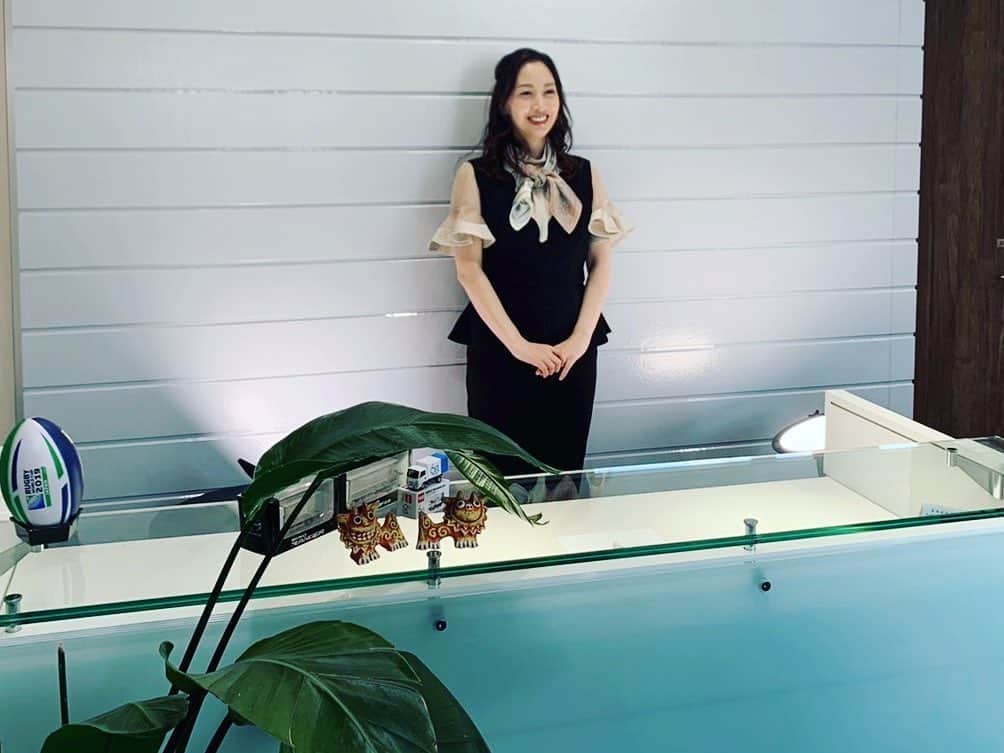 のインスタグラム：「今週もお仕事盛り沢山👍 笑顔で駆け抜けました🥰 いやはや本当にありがたいです😭  写真は某企業様のご紹介VTRの撮影✨  お腹が目立たない衣装で臨みました🤰 コレ、腰のヒラヒラをめくるとかなりポッコリしています🤫(笑)  #小林奈々絵 #撮影 #感謝 #ポッコリ」