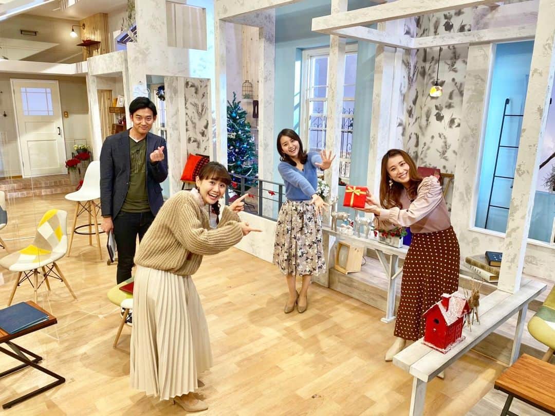 石野智子のインスタグラム：「🎁  明日の「いっとこ！」は プレゼントスペシャルです🎅🏻🎄✨ スポーツコーナーのプレゼントも かなり豪華ですのでチェックしてくださいね！ 番組全体で色々なプレゼントを用意しています♩ 視聴者の皆様も一緒に楽しみましょう🦌💕  @uhb_ittoko #クリスマスプレゼント #北海道日本ハムファイターズ #北海道コンサドーレ札幌 #レバンガ北海道 #ヴォレアス北海道 #クリスマス #プレゼント企画 #プレゼント #UHB #アナウンサー」
