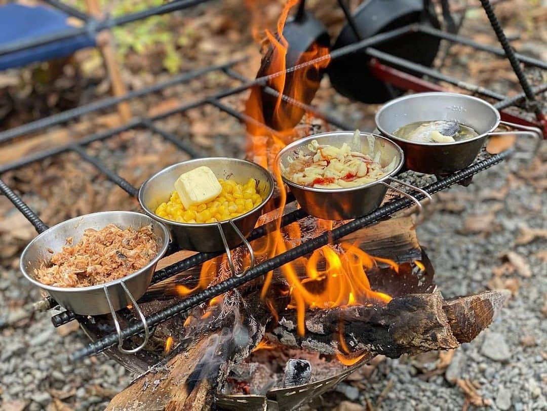 CAMP_HACKさんのインスタグラム写真 - (CAMP_HACKInstagram)「缶詰をシェラカップに移して焚き火にかけるだけの時短おつまみ。簡単なのに美味しい、これぞ最高のキャンプ飯！？ . . from CAMP HACK . CAMP HACKであなたのキャンプライフを取材します！ 『#camphack取材』を付けて投稿！ . Photo by @nunu_outdoor さん . #camp #camping #camphack #outdoorlife #outdoor #trip #travel #japan #followme #weekend #travelling #outdoorgirl #family #familytrip #キャンプ #アウトドア #キャンプ道具 #キャンプ初心者 #家族 #外遊び #自然 #キャンプ場 #お出かけ」12月18日 21時00分 - camp_hack
