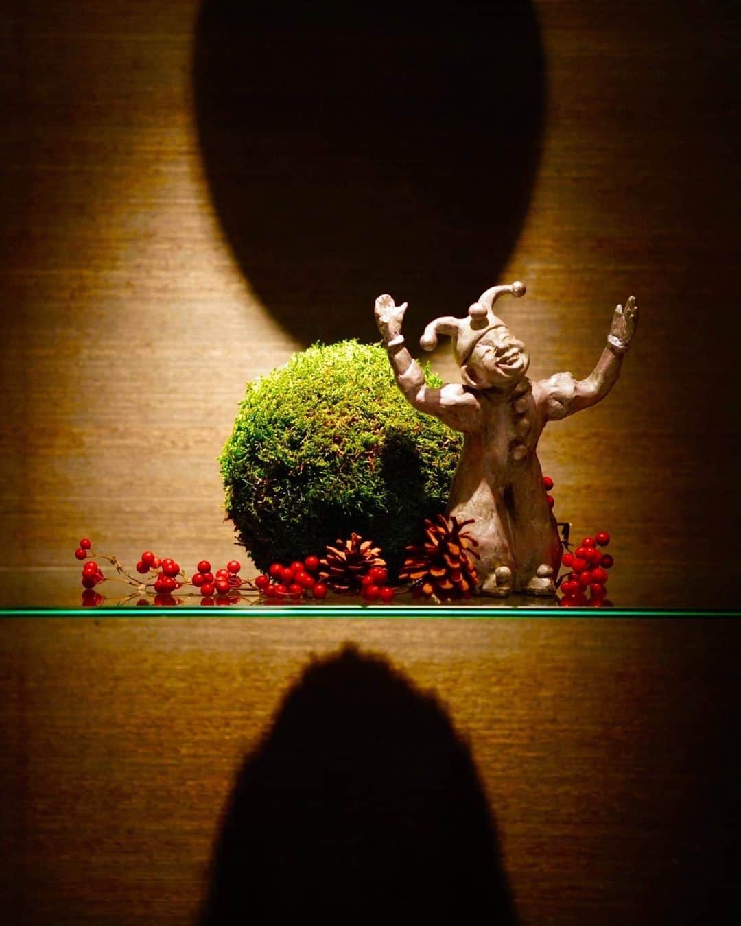 のインスタグラム：「Make seasonal heartwarming memories here at Park Hyatt Tokyo, where we are now colored with Christmas decorations!  クリスマスカラーで彩られるパーク ハイアット 東京で心温まる思い出を。  Share your own images with us by tagging @parkhyatttokyo ————————————————————— #parkhyatttokyo#luxuryispersonal #christmas #christmasdecoration#holidayseason #パークハイアット東京 #クリスマス #ホリデーシーズン」