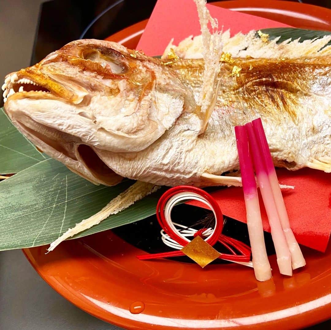 川面千晶のインスタグラム：「㊗️娘が産まれて100日㊗️ ・ 娘の食べる真似、感慨深いよぉぉぉぉ ・ #お食い初め」