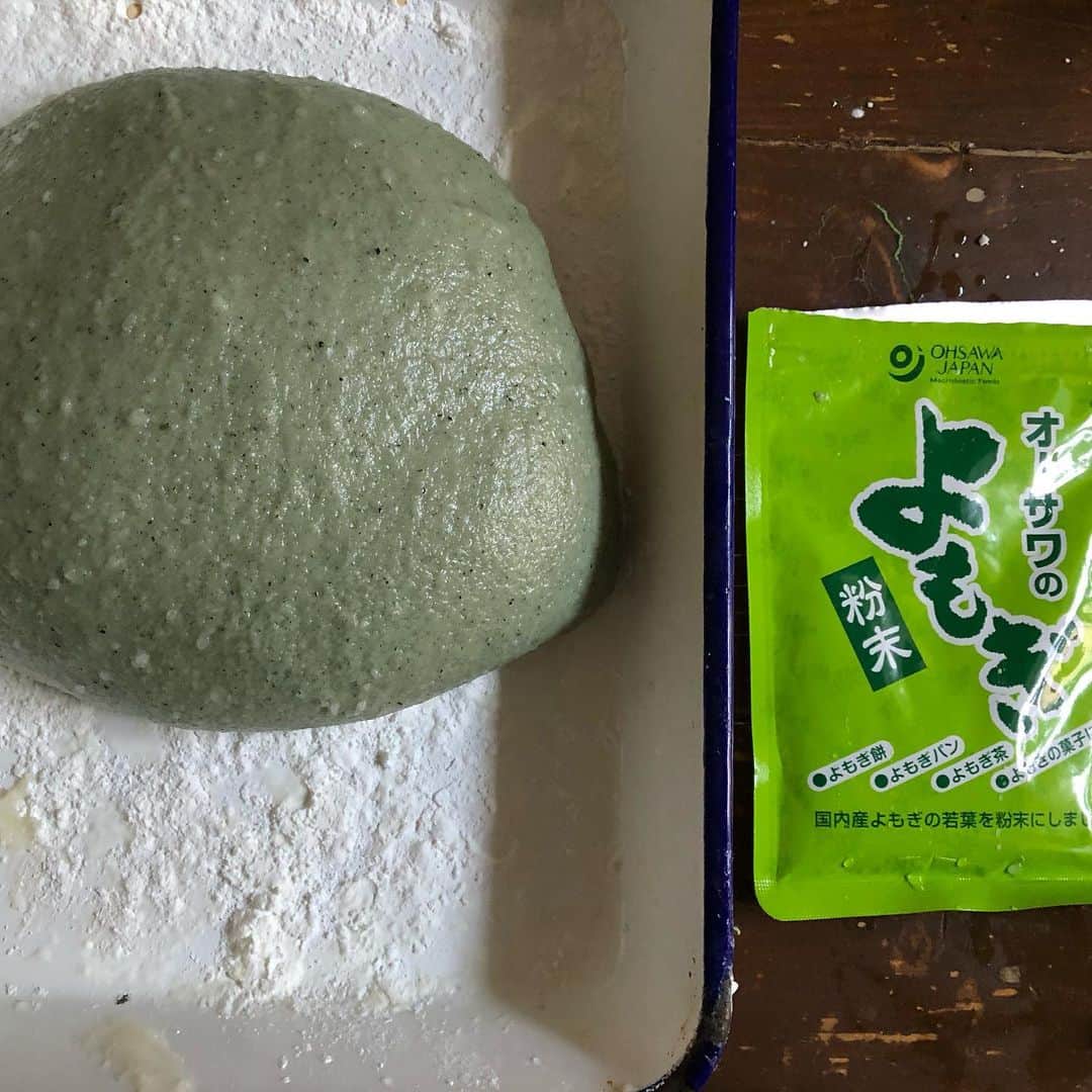 日登美さんのインスタグラム写真 - (日登美Instagram)「Making Mochi w Mochi machine #toshiba Highly recommended to add the Yomogi powder 🤤it’s not only tasty but also helps your Leber function 💪  ステイホーム再びで、気持ちは既に年末進行。 餅つき機出しちゃって、白餅と蓬餅を🤤 餅つき機は私が子供の頃から使ってるのを実家から送ってもらったのがまだまだ使えて、さすがメイドインジャパン！#東芝もちっ子 です。オススメです！30年以上現役です💪😳❤️素晴らしい！   蓬粉は @ohsawa_japan_group これは海外在住マストアイテムですよ！美味しいだけじゃなく、蓬は肝臓の働きを助けるよ😘お酒の増えるこの季節、旬ではないけど蓬粉は台所のサプリメントに是非✨  さ、次回は注文してる玄米餅米で大好きな玄米餅をつこう😍気分は日本の年末😂🎍  #mochi #vegan #japanesefood #japanese #tradition #homemade #toshiba #madeinjapan #yomogi #healthyfood #healingfoods #soulfood #everybodyloves #berlin #germany #momslife #cooking #food #恒例行事 #年末 #餅つき #東芝もちっ子 #神 #メイドインジャパン #海外在住 #ママライフ #料理 #季節の料理 #ベルリン」12月18日 21時01分 - hitomihigashi_b