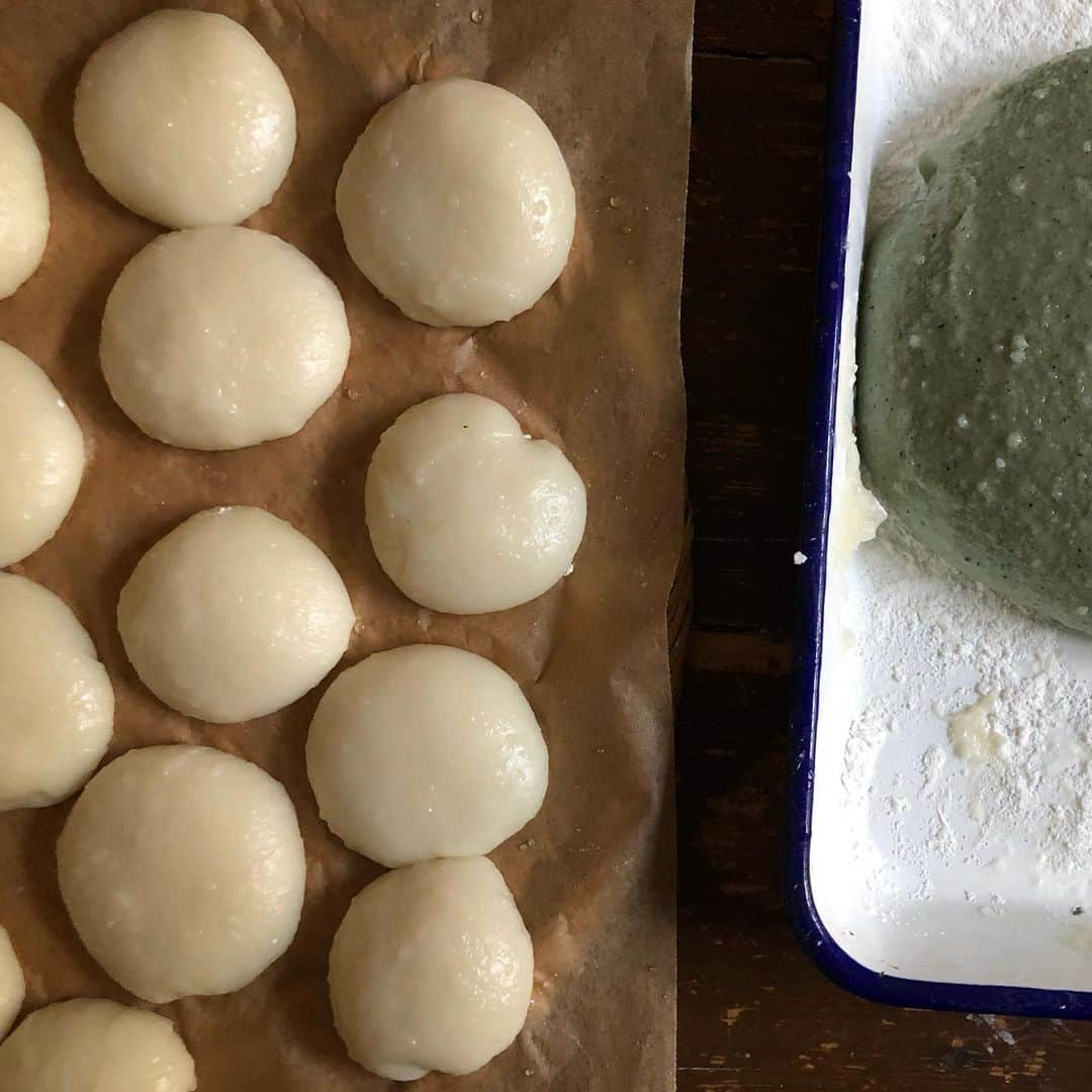 日登美さんのインスタグラム写真 - (日登美Instagram)「Making Mochi w Mochi machine #toshiba Highly recommended to add the Yomogi powder 🤤it’s not only tasty but also helps your Leber function 💪  ステイホーム再びで、気持ちは既に年末進行。 餅つき機出しちゃって、白餅と蓬餅を🤤 餅つき機は私が子供の頃から使ってるのを実家から送ってもらったのがまだまだ使えて、さすがメイドインジャパン！#東芝もちっ子 です。オススメです！30年以上現役です💪😳❤️素晴らしい！   蓬粉は @ohsawa_japan_group これは海外在住マストアイテムですよ！美味しいだけじゃなく、蓬は肝臓の働きを助けるよ😘お酒の増えるこの季節、旬ではないけど蓬粉は台所のサプリメントに是非✨  さ、次回は注文してる玄米餅米で大好きな玄米餅をつこう😍気分は日本の年末😂🎍  #mochi #vegan #japanesefood #japanese #tradition #homemade #toshiba #madeinjapan #yomogi #healthyfood #healingfoods #soulfood #everybodyloves #berlin #germany #momslife #cooking #food #恒例行事 #年末 #餅つき #東芝もちっ子 #神 #メイドインジャパン #海外在住 #ママライフ #料理 #季節の料理 #ベルリン」12月18日 21時01分 - hitomihigashi_b