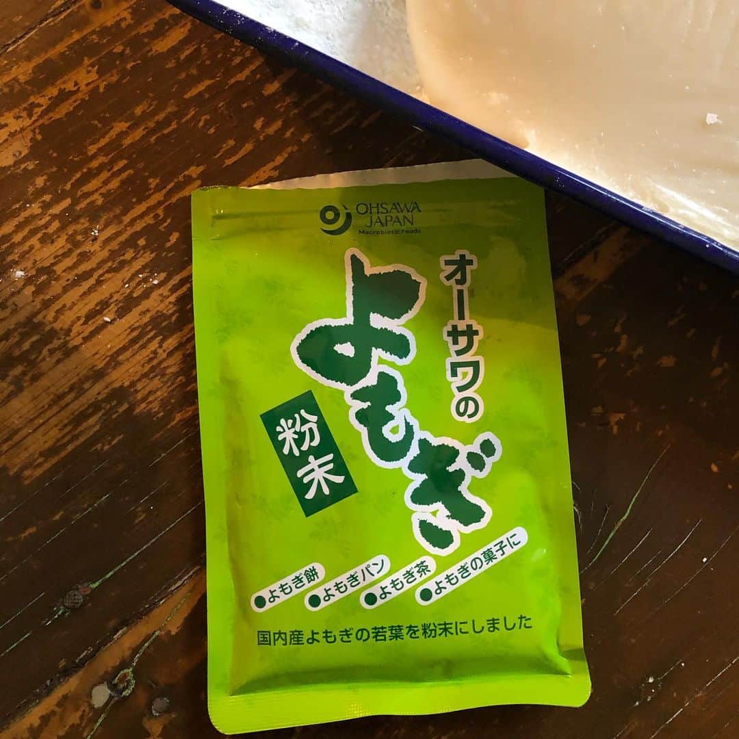 日登美さんのインスタグラム写真 - (日登美Instagram)「Making Mochi w Mochi machine #toshiba Highly recommended to add the Yomogi powder 🤤it’s not only tasty but also helps your Leber function 💪  ステイホーム再びで、気持ちは既に年末進行。 餅つき機出しちゃって、白餅と蓬餅を🤤 餅つき機は私が子供の頃から使ってるのを実家から送ってもらったのがまだまだ使えて、さすがメイドインジャパン！#東芝もちっ子 です。オススメです！30年以上現役です💪😳❤️素晴らしい！   蓬粉は @ohsawa_japan_group これは海外在住マストアイテムですよ！美味しいだけじゃなく、蓬は肝臓の働きを助けるよ😘お酒の増えるこの季節、旬ではないけど蓬粉は台所のサプリメントに是非✨  さ、次回は注文してる玄米餅米で大好きな玄米餅をつこう😍気分は日本の年末😂🎍  #mochi #vegan #japanesefood #japanese #tradition #homemade #toshiba #madeinjapan #yomogi #healthyfood #healingfoods #soulfood #everybodyloves #berlin #germany #momslife #cooking #food #恒例行事 #年末 #餅つき #東芝もちっ子 #神 #メイドインジャパン #海外在住 #ママライフ #料理 #季節の料理 #ベルリン」12月18日 21時01分 - hitomihigashi_b