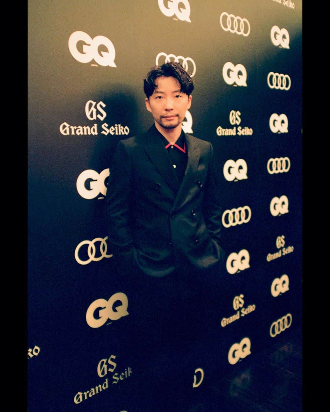 のインスタグラム：「忘れてない🧔インスタライブ忘れてないよ🥸近々🧔🏻  #GQMenOfTheYear #星野源 #GenHoshino」