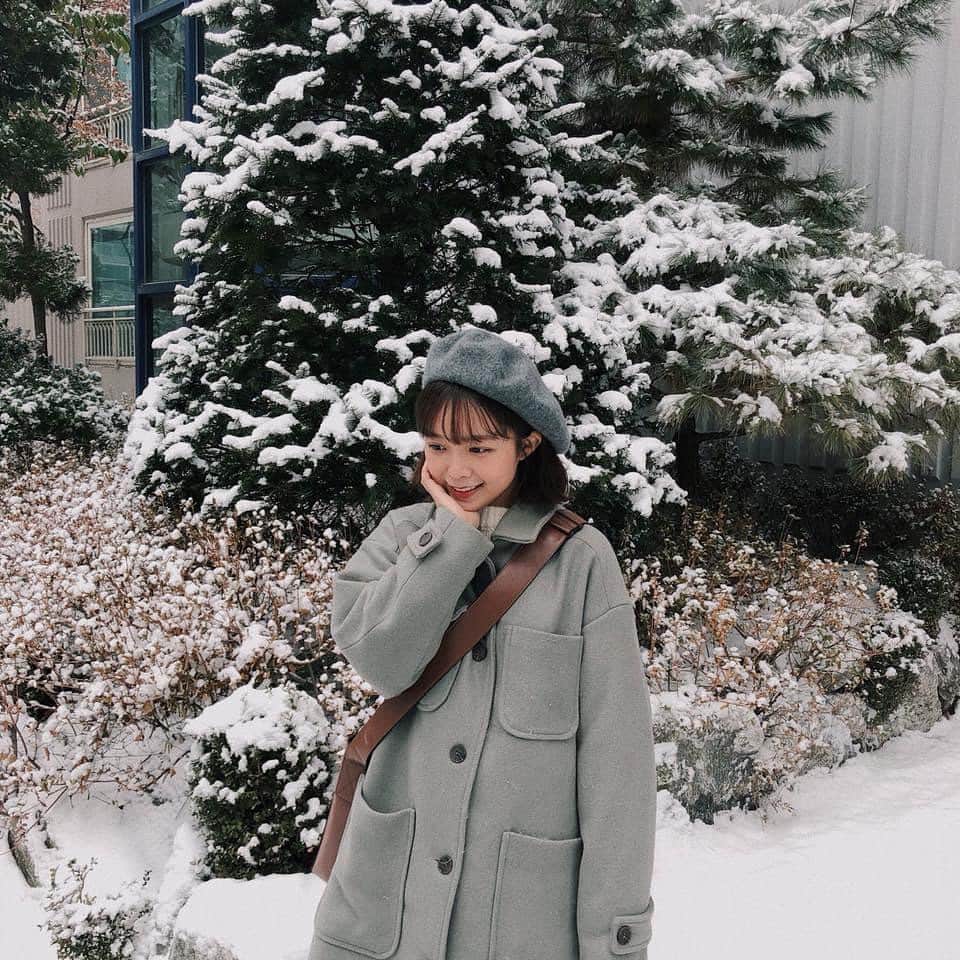 キム・ダヘのインスタグラム：「삼년전,오년전 오늘의 나 마스크없던시절 😭😭 집밖에 안나간지 이주째 흑흑 안나가니 올릴사진도 없네」