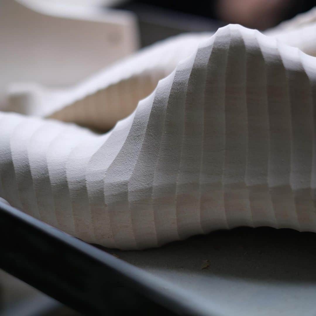 ユニオンインペリアルさんのインスタグラム写真 - (ユニオンインペリアルInstagram)「. 靴を製作する際にレザーを沿わせるためのラストとよばれる土台の型です。  足型を基に設計されるものですが、単なる型にとどまらず、流線的な曲線によって造形的な美しさがあります。  美しい靴は、美しいラストによって生まれます。  #unionimperial  #ユニオンインペリアル #shoelast  #木型  #靴型  撮影協力 @nakadalast 長い歴史のなかで培われた矜持と造形美すら感じる高い技術に感銘しました。」12月18日 21時03分 - unionimperial_official