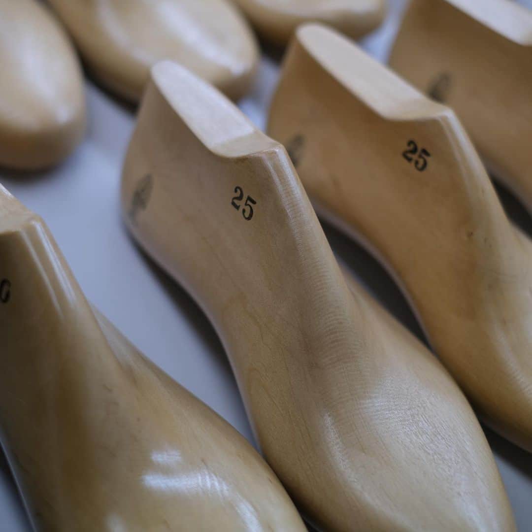 ユニオンインペリアルさんのインスタグラム写真 - (ユニオンインペリアルInstagram)「. 靴を製作する際にレザーを沿わせるためのラストとよばれる土台の型です。  足型を基に設計されるものですが、単なる型にとどまらず、流線的な曲線によって造形的な美しさがあります。  美しい靴は、美しいラストによって生まれます。  #unionimperial  #ユニオンインペリアル #shoelast  #木型  #靴型  撮影協力 @nakadalast 長い歴史のなかで培われた矜持と造形美すら感じる高い技術に感銘しました。」12月18日 21時03分 - unionimperial_official