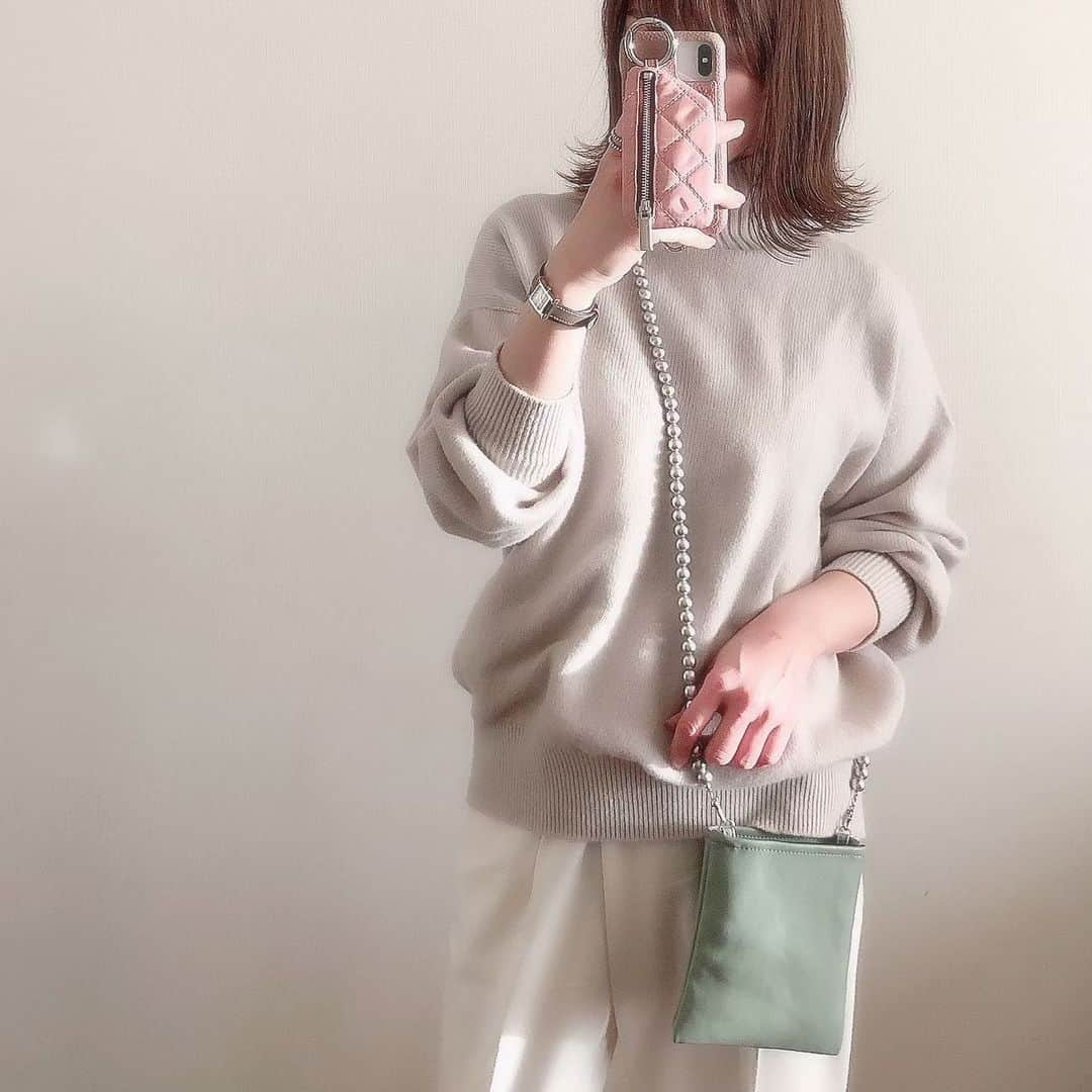 kaori sugiyamaのインスタグラム：「* * くすんだミントグリーンが可愛いミニバッグ💚 * こちらは光文社STORY @web_kob のチャリティ企画に参加している @puputier のバッグです💫 * パールストラップ&シルバーorゴールドのボールチェーンストラップが付き、ストラップは取り外してネックレスやマスクチェーンとしても使えます✨ * エコレザー×パール&ボールチェーンの組み合わせがとても上品でどんなお出かけにも使いやすく、必要なものが収まるサイズ感も◎ * 売り上げからPUPUTIERより10%、光文社STORYより10％の合計20%がイチゴイニシアチブを通して児童養護施設へ寄付されます🌈 *  #puputier #ププティエ #ミニバッグ」