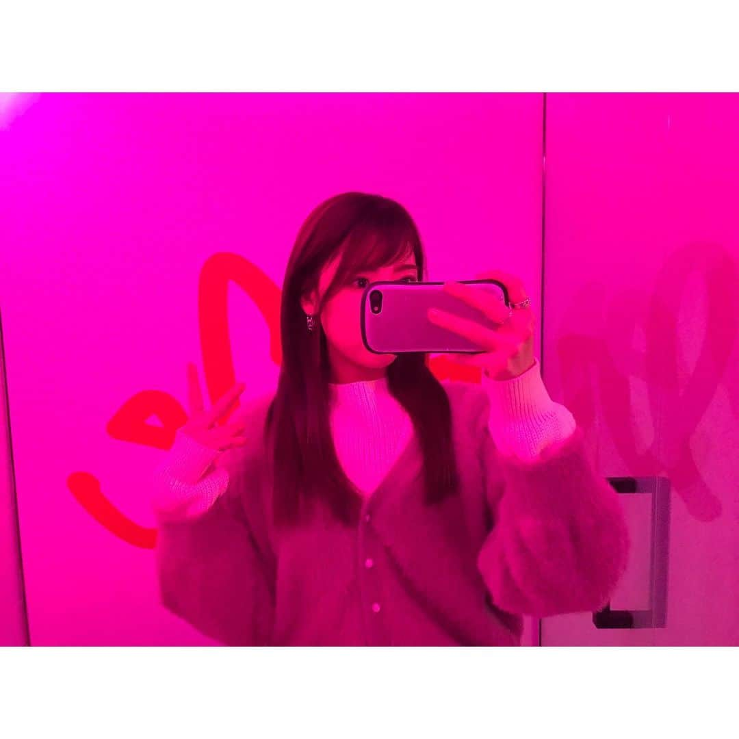 おかゆさんのインスタグラム写真 - (おかゆInstagram)「🦩💗🧠💭 . ストーリーズでも アンケートを取らせて頂いているのですが 100円ショップのコスメアイテムで メイク配信📱💗を 明日のお昼か明後日のお昼にやろうと思っています🧖🏻‍♀️💭 . 今のところアンケート結果が ちょうど半々くらいで どちらにしようか悩み中…🤔 . 明日の朝またお知らせします👩🏻‍🎤💫 . #メイク配信 #クリスマスメイク #100円コスメ #makeup #nofilter」12月18日 21時03分 - okayu_dayu