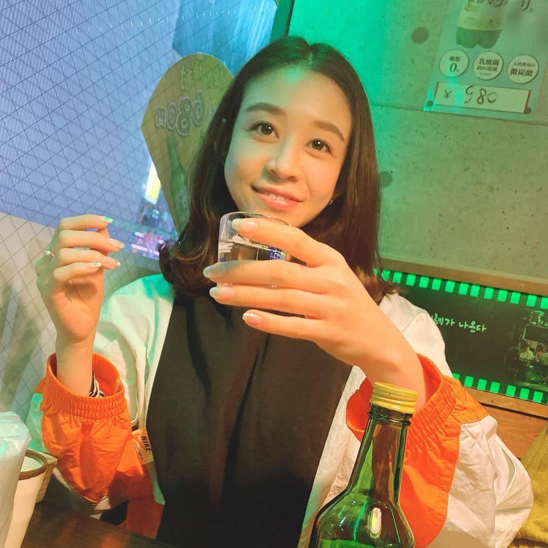 帆春のインスタグラム：「. 韓国ドラマの見過ぎで…🤦🏻‍♀️ . だんだん酔っ払いになる写真🤳🥴 . #韓国 #韓国ドラマ #ドラマ #amazonプライム #Netflix #新大久保 #コリアンタウン #韓国料理 #korea 🇰🇷 #ヤンニョムチキン #サムギョプサル #チャミスル 🌶 . #2020 #忘年会 #今年の忘年会は #早めの時間に少人数でやりましょう🥺」