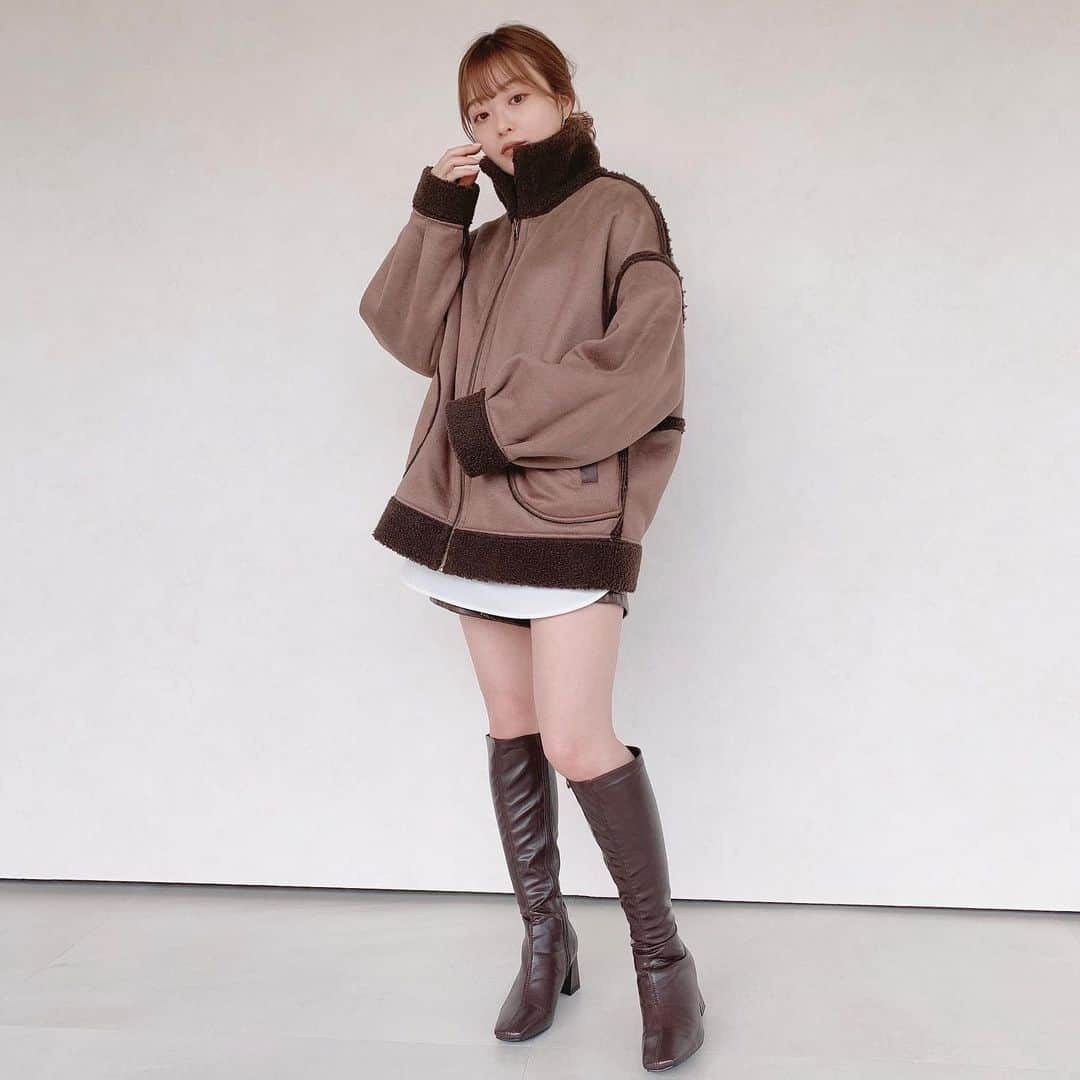 Vannie Officialのインスタグラム：「【VANNIE U ボアムートンリバーシブルショートコート】5,900+tax ⠀ model:168cm ⠀  《styling》 1着で2着分楽しめちゃう♡2way仕様のボアムートンコート♪いつものコーデにプラスするだけで、一気に旬顔スタイルに◎ パンツ合わせてスタイリッシュに合わせたり、ワンピースやスカートで女の子らしく合わせたり、カジュアルに可愛く着こなせる一押しアウターです♡  ⠀ 《detail》 たっぽりしたオーバーシルエットがたまらなく可愛い♪厚手のニットなども楽々着込んで頂けます◎ 合皮のパイピングデザインでトレンド感溢れるスタイルに！  ⠀ 《fabric》 もこもこ可愛いボア面と、風を通しにくいスエード面で、リバーシブルでお使い頂けます◎ ⠀ ⠀ ⠀ #vannie_u#ヴァニーユー #ZOZOでしか買えない⠀⠀  お問い合わせはDMまでご連絡ください‪‪☺︎‬」