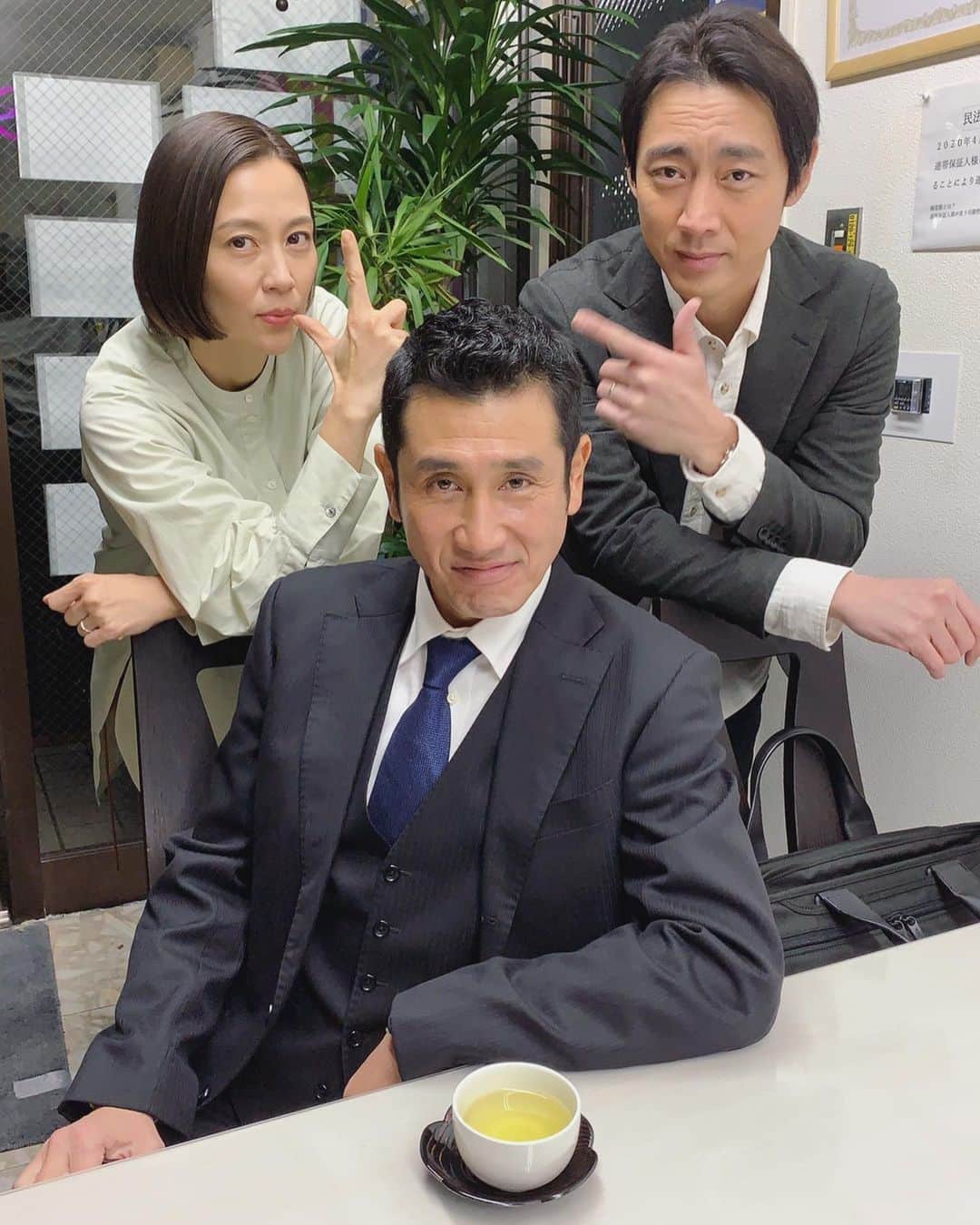 【公式】金曜ドラマ『恋する母たち』のインスタグラム：「【 #こいはは 今日よる10時✨最終回✨】 最終回まで、あと1時間😭‼️ #tbs #金曜ドラマ #恋する母たち #だめキュン #木村佳乃 #小泉孝太郎 #渋川清彦 #みなさん決まりすぎ😍✨」