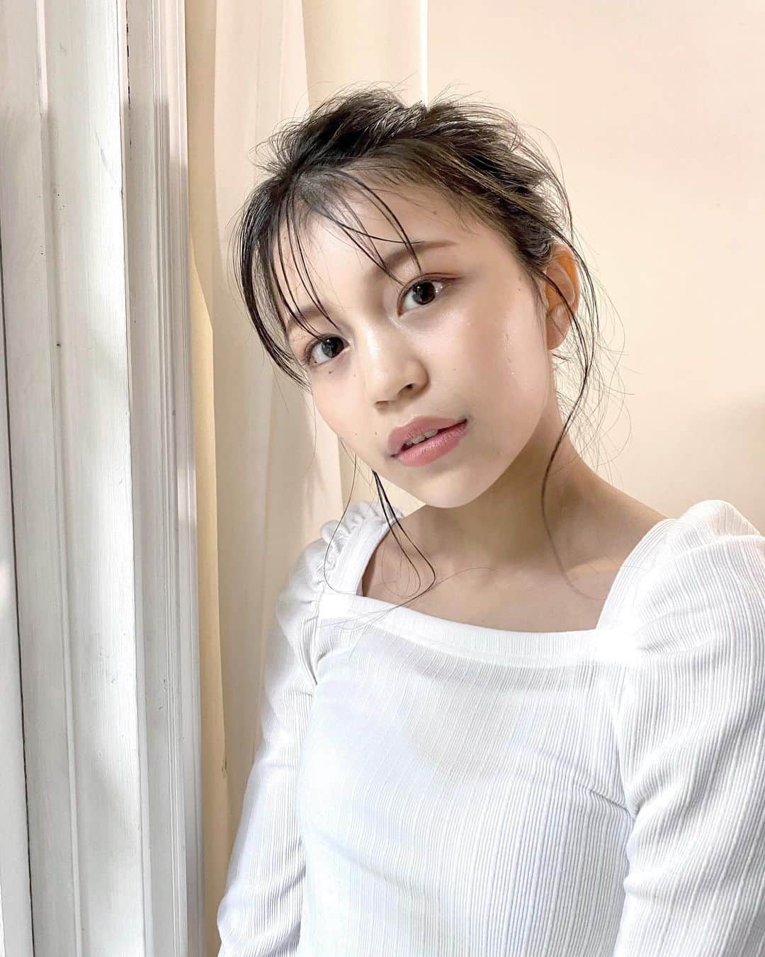 北川花音のインスタグラム：「﻿ 明日から、週末だね〜﻿ みんなは何するの〜？﻿ 最近、寒いので凍りそうです🧊﻿ 週末もあったかくして過ごそうと思います〜🙋‍♀️﻿ ﻿ 写真は今月号のオフショ。﻿ うしろのリボンがかわいいんだ！﻿ ﻿ #リボン　#白　#北川花音　#ニコラ　#nicola」