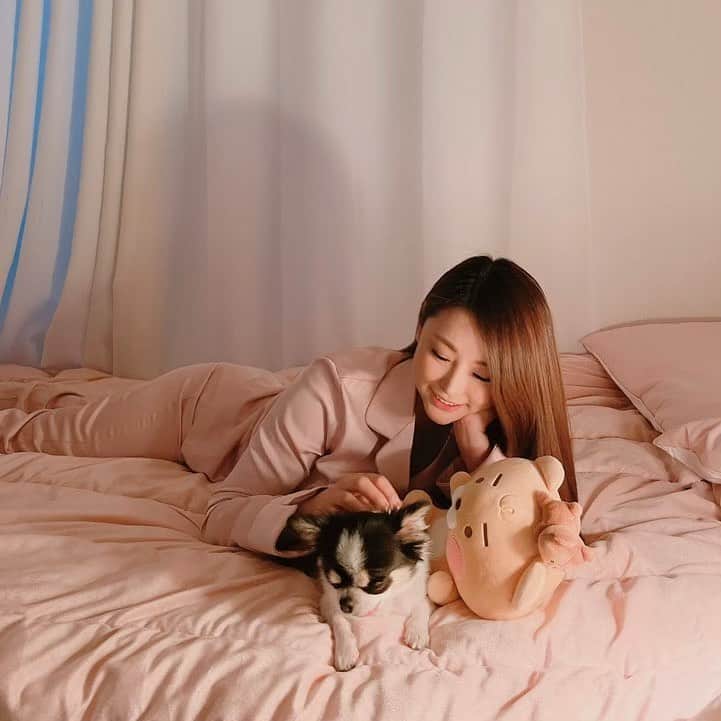 ミンジさんのインスタグラム写真 - (ミンジInstagram)「랄프로렌스타일 파자마세트 (차돌이가 더 좋아하네😄) 너무 좋쟈나..❣️ . . *미스코리아가 만든 데일리 포인트룩 쇼핑몰* . .  다그니서울의 수익금 일부가 보육시설, 유기견 보호센터에 기부가 된다고 해요😊 . . #착한쇼핑 #착한소비 #착한브랜드 #DAGNYSEOUL #DAGNY #다그니서울#다그니 #미코하니 #미스코리아 #패션맛집 #홈웨어#파자마 @evokelim @dagnyseoul」12月18日 21時08分 - luv_minji_