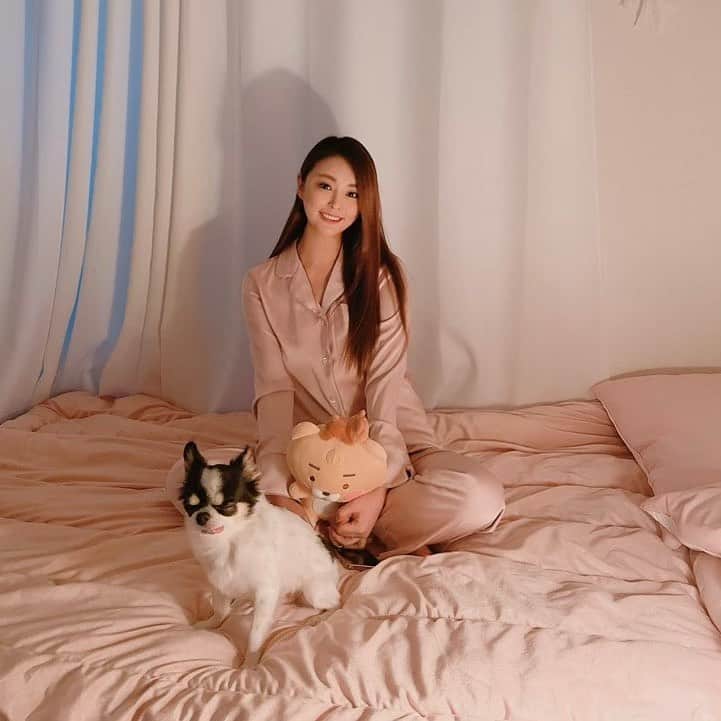 ミンジさんのインスタグラム写真 - (ミンジInstagram)「랄프로렌스타일 파자마세트 (차돌이가 더 좋아하네😄) 너무 좋쟈나..❣️ . . *미스코리아가 만든 데일리 포인트룩 쇼핑몰* . .  다그니서울의 수익금 일부가 보육시설, 유기견 보호센터에 기부가 된다고 해요😊 . . #착한쇼핑 #착한소비 #착한브랜드 #DAGNYSEOUL #DAGNY #다그니서울#다그니 #미코하니 #미스코리아 #패션맛집 #홈웨어#파자마 @evokelim @dagnyseoul」12月18日 21時08分 - luv_minji_