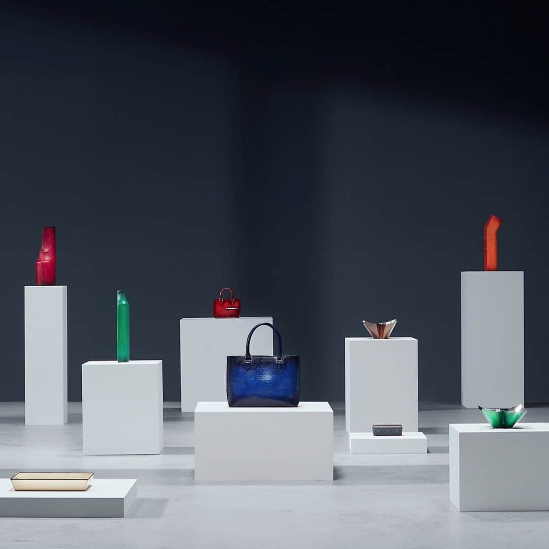 ベルルッティのインスタグラム：「- THE #BERLUTI VIBRANT HOLIDAYS BY @kris_van_assche -    This year, Berluti celebrates the end-of-year holidays with the new Home & Office Objects Collection and a selection of emblematics including the new SIGNATURE canvas collection with a colourful patina twist.   For the new Home & Office Objects Collection, Berluti has teamed up with a select group of highly respected European makers, including Werkstätte Carl Auböck, Bottega Ghianda, San Lorenzo Silversmiths and Simon Hasan, commissioning Berluti editions of iconic historic designs by Gae Aulenti, Afra and Tobia Scarpa, Carl Auböck II and III and new work by Simon Hasan, dating from every decade between the 1950’s and 2000’s.   Both functional and statement-worthy, the selection of emblematics highlights the Un Jour Gulliver, the Toujours tote bag, and the new SIGNATURE canvas collection which includes the Séjour card holder, the Explorer backpack and the Nino clutch to name a few.   For the occasion, the Venezia leather takes on a bold, joyful twist with an array of new patinas. Originally created last year especially to restore the upholstery of Pierre Jeanneret’s furniture pieces- and inspired by the rich colours found in the architecture, landscape and foliage of the north Indian city of Chandigarh -, these vibrant new colours include Utopia blue, Acqua blue, Nespola orange, Sunset purple, Rose Garden pink, Simal red and Grass green. Hand-applied to the Venezia leather and Venezia leather details of the SIGNATURE canvas accessories, they enhance every piece with a unique depth of colour.   Available In-Store and on the E-Shop.   Our Stores in France are now open and our teams will be delighted to welcome you.」