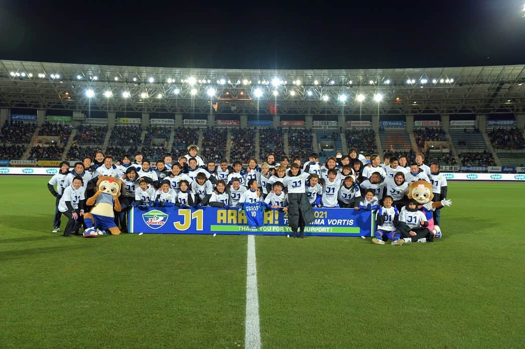 渡井理己のインスタグラム：「J 1昇格決めました！ 素晴らしいチームメイト、スタッフ、そしてファン、サポーター皆さんのおかげで達成できました！ 本当にありがとうございました❗️❗️ 最終節勝ってJ 2優勝しましょう！  #徳島ヴォルティス #mizunofootball」