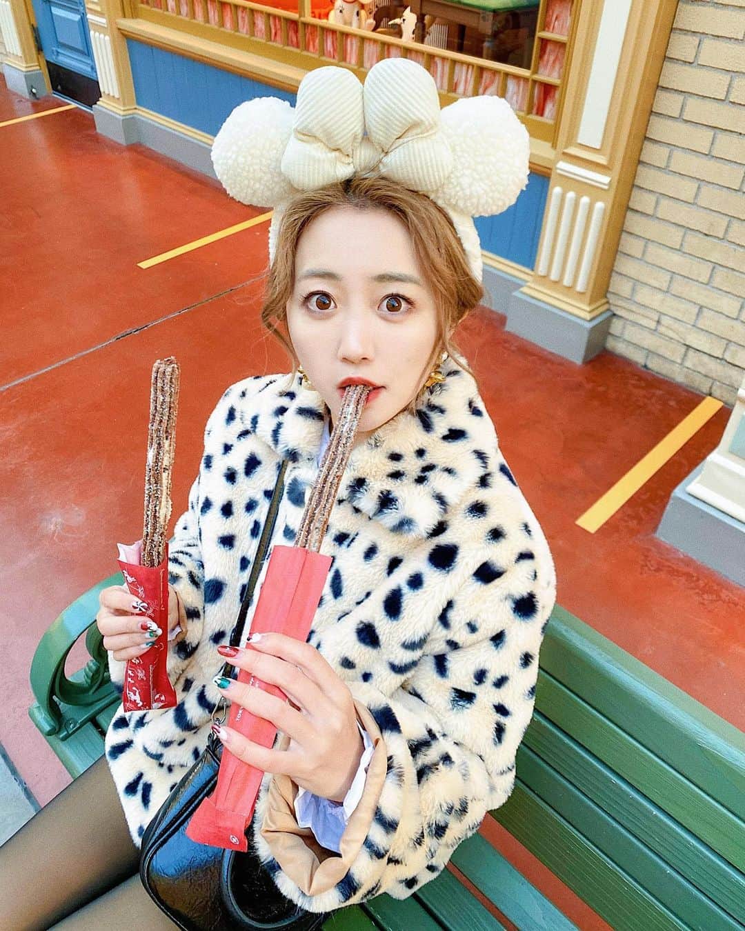 のインスタグラム：「🍬🥨🤍﻿ ﻿ ﻿ 今年はクリスマスのフードが﻿ そんなに出てない分、﻿ #チョコレートチュロス ばっかり﻿ 食べちゃうなあ😂💭🥨💦﻿ 一本¥400 ﻿ ﻿ ﻿ ちなみにこれは﻿ 強風から逃れるために﻿ チョコレートチュロス２本持って #ワールドバザール に﻿ 避難したときの写真です🚶‍♀️🚶‍♀️💦💕﻿ ﻿ ﻿ と、その途中で奇跡が起きた…！🥺✨﻿ ﻿ チュロス２本持っててよかった！！ って心から思った！！😭✨🔥 動画あるから﻿今度載せるね…！！😍❤️❤️💐﻿ 𓂃 𓈒𓏸 ‎𓂃 𓈒𓏸 ‎𓂃 𓈒𓏸 ‎𓂃 𓈒𓏸 ‎𓂃 𓈒﻿ #disneysisters_jp」