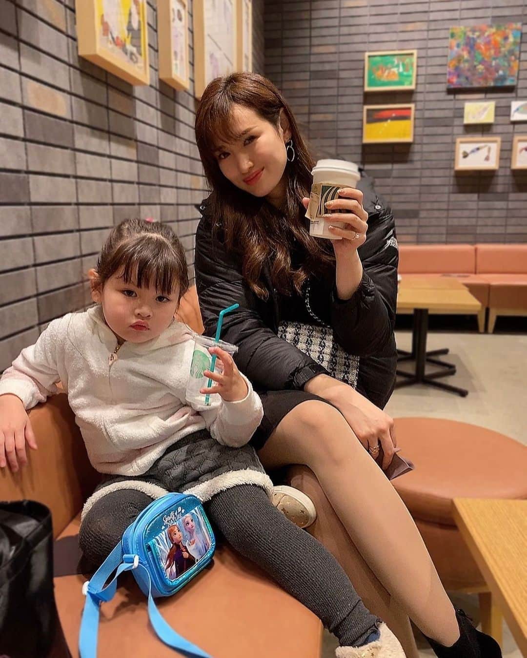 Hisayo Rinのインスタグラム：「...☕️🌿 　 いつしか冷たい飲み物が苦手になって、 脂肪燃焼の為にもと年中ほぼホットコーヒーしか飲まなくなったなぁ🥺 　 りりはずっとキッズのアイスミルク🥛 #すぐ飲み干すタイプ #座り方」