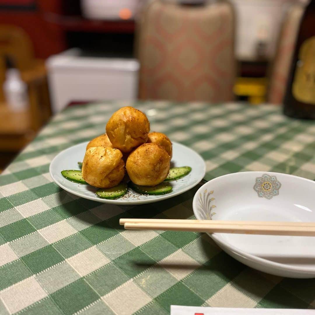 エダジュンさんのインスタグラム写真 - (エダジュンInstagram)「今週台湾で出版したので、台湾料理を食べに、1人打ち上げ✨ ・ 金曜日なのに、僕だけでしたが😅💦 ・ お店はキレイ✨とは、いえないけど、それが、とーっても心地よいし、そうゆうのが僕は好き。 ・ 屋台や食堂が好きな自分は、料理もお母さん的味付けでヒットでした😊！ ・ お父さんが、これを食え！と言われるがままでしたが、最高っ!! ・ ほっこりな金曜日！レシピは聞けなかっけど、料理参考にしたいと思います^ ^」12月18日 21時23分 - edajun
