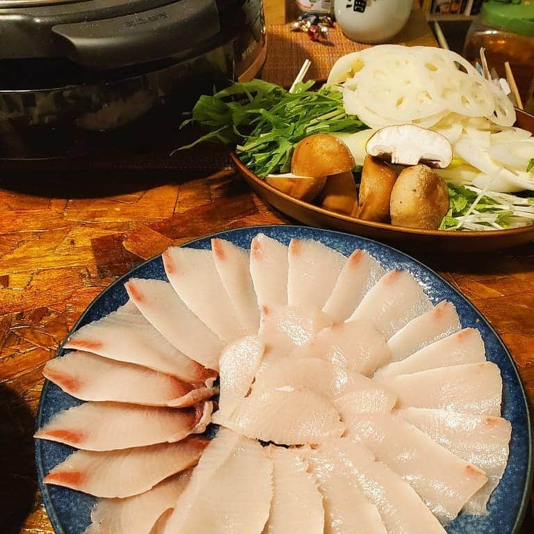 鈴木奈都のインスタグラム：「ぶりしゃぶ！ 水菜と大葉と薄くスライスした蓮根が、シャキシャキいい仕事してます～🐟  #魚料理 #鰤 #スーパー鮮魚売場芸人 #サバヨミキッチン」