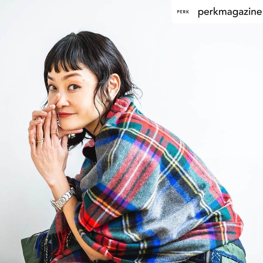 のインスタグラム：「I had an interview with Johnstons, a brand with over 200 years of history. I also tried on three different images of Johnstons items.  Please click on the link in @perkmagazine's profile😊.   200年以上の歴史をもつブランドジョンストンズさんにインタビュー頂きました。また今回はジョンストンズのアイテムを3種類違ったイメージで着こなしてみました。  @perkmagazine のプロフィールのリンクからどうぞ😊  Posted @withregram • @perkmagazine . Johnstons of Elgin×PERK  Tradition and Newness 私が［ジョンストンズ オブ エルガン］を纏う時  ”いくつになっても愛用したいもの” ［ジョンストンズ オブ エルガン］の カシミヤストールには その気持ちを実感できる理由がある。  @johnstonsofelgin.jp  Vol.1 シトウレイさん @reishito （ストリートスタイルフォトグラファー、ジャーナリスト）  . . .  リンクから記事をチェック📝 @perkmagazine  https://perk-magazine.com/perkxjohnstons-of-elgin%E3%80%80/  PERK magazine https://perk-magazine.com  Make by @yuyanara  . . . . . .  #perk #perkmagazine  #fashion  #johnstons  #johnstonsofelgin  #ジョンストンズ  #ジョンストンズオブエルガン  #カシミヤストール #シトウレイ」