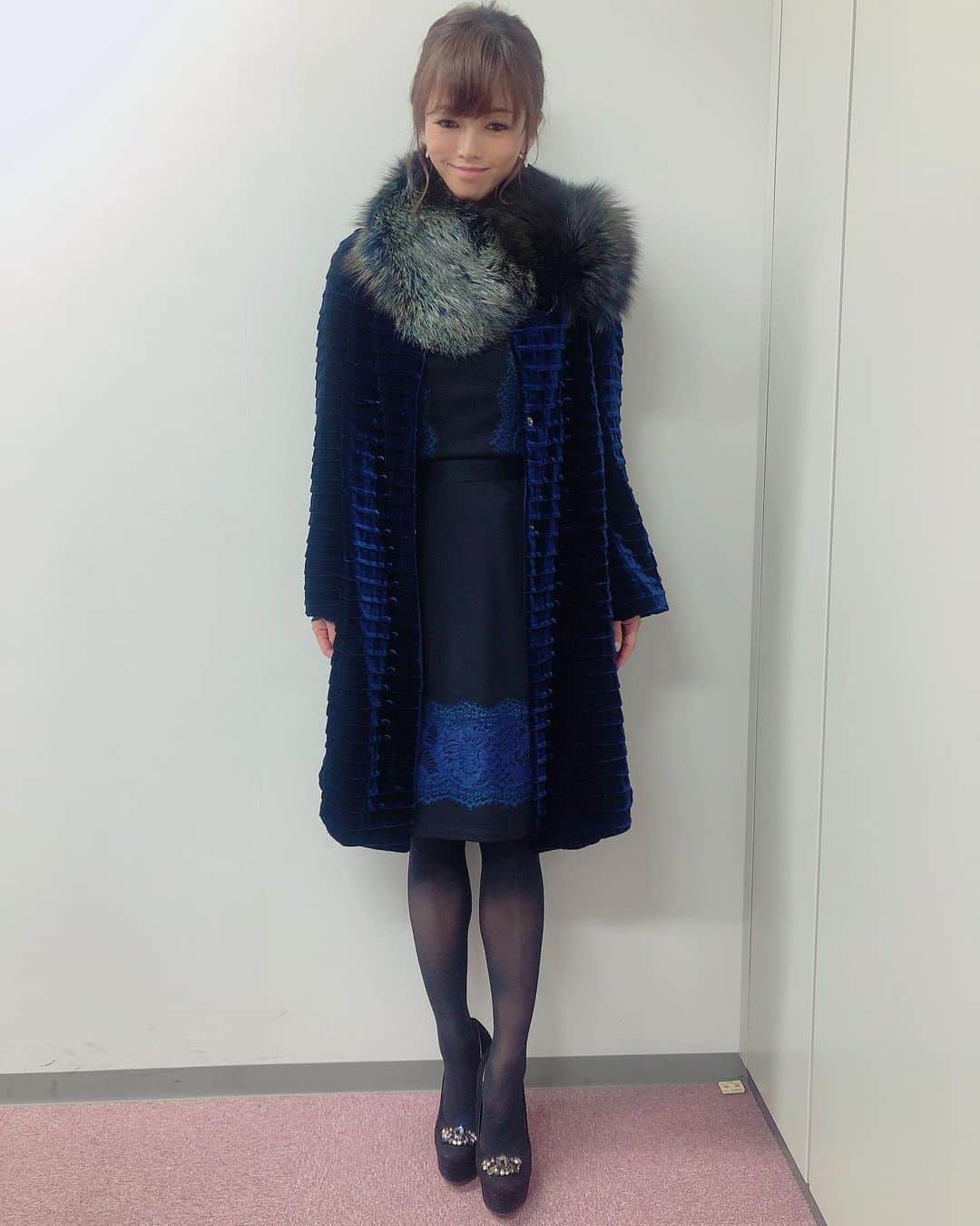 釈由美子さんのインスタグラム写真 - (釈由美子Instagram)「⭐︎今日の衣装⭐︎  コート　GIORGIO ARMANI ドレス　TADASHI SHOJI ジュエリー　ABISTE  #tadashishoji_japan #abiste_official」12月18日 21時23分 - yumikoshaku