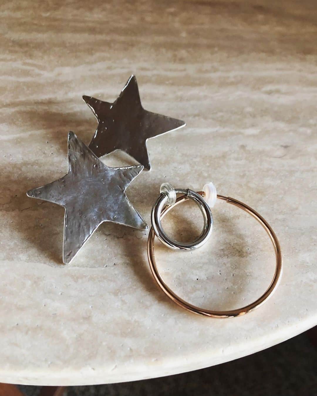 のインスタグラム：「今日もおつかれさまでした😌 　  #chiristmas #gift #gifts #giftsforher #giftsformyself🎁 #earrings #hoopearrings #pearlnecklace #earcuff #earcuffs  #クリスマスプレゼント #イヤーカフ #イヤカフ #パールイヤリング #パールイヤーカフ　#パールイヤカフ　#フープ #フープイヤリング #パールネックレス　#シルバーアクセサリー  #シルバーネックレス #silver925 #silveraccessory #silvernecklace #ノンホールピアス #ピアスに見えるイヤリング　#styleofday  #styleoftheday  #アクセサリー好きさんと繋がりたい  #アクセサリー好きな人と繋がりたい」