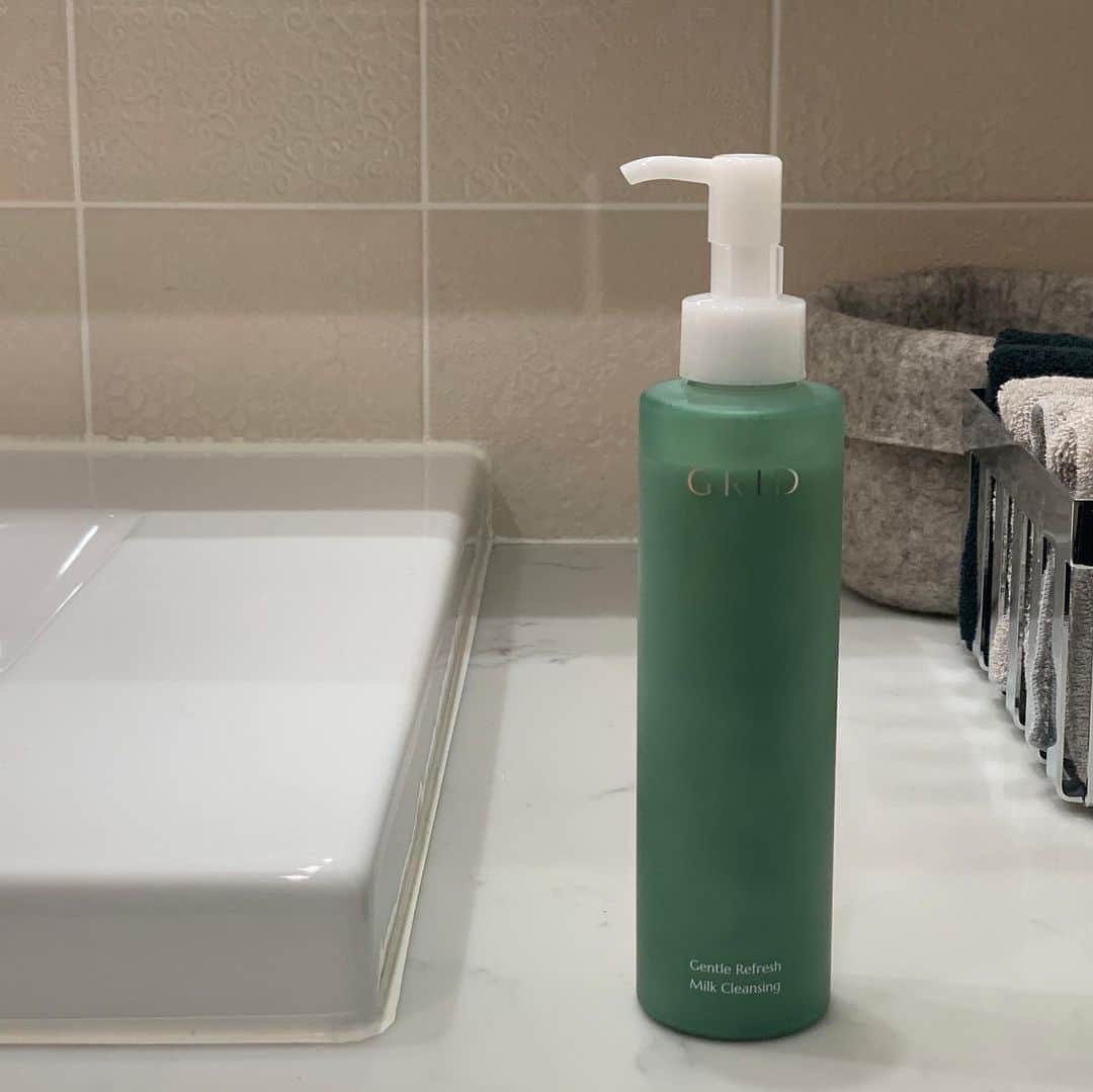 亀恭子のインスタグラム：「最近愛用中の @grid_beauty  〝洗い流さず〟ティッシュオフする クレンジングミルク。  美容成分にとことんこだわったクレンジング。 「奪わず潤う」というメソッドに、 肌も心もグッときました。  この冬のクレンジング、 心強い味方です❤︎  #grid #gridskincare #clensing #winter」