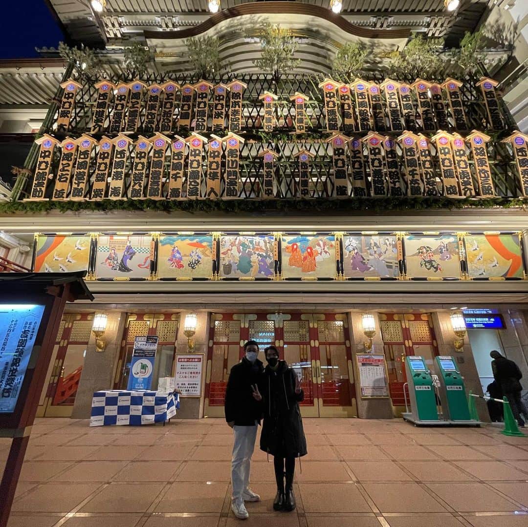 尾上菊之丞さんのインスタグラム写真 - (尾上菊之丞Instagram)「京都の12月といえば南座の顔見世興行。10代の頃から12月になるとワクワクして劇場に足を運び、一日中芝居を拝見し、夜は先輩方にご馳走になり、花街に連れていただくのが楽しくて仕方がなかった。南座に招きがあがると毎年その頃のことを思い出します。 そんな事を思いながら招きを見上げていると出勤してきた尾上右近さんとバッタリ。なんだか観光客みたいに写真を撮って楽しみました。  芝居も花街も、皆笑った顔して、ひとつひとつ真摯に藝と向かいあっています。なんだか元気が湧いてきた！  #歌舞伎 #顔見世 #南座 #尾上右近 #中村米吉 #松本幸四郎 #中村壱太郎 #京都 #風物詩 #年末 #花街 #コロナにまけるな #尾上菊之丞」12月18日 21時24分 - kikunojoonoe3