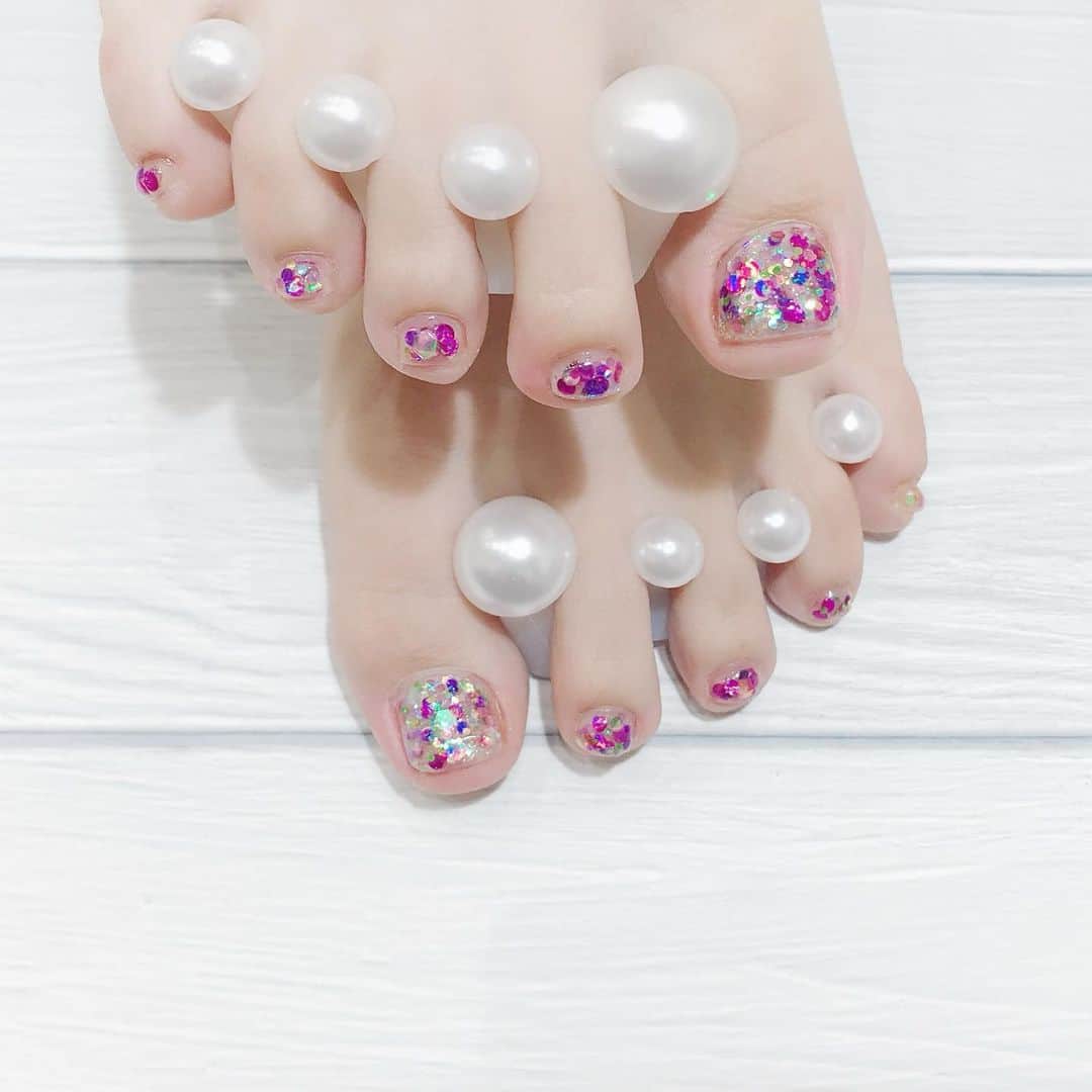 なかやまちえこのインスタグラム：「きらきら✨⠀ ⠀ #nail #nails #nailart #ネイル #美甲 #ネイルアート  #japanesenailart #manucure #japanesenails #manicurist #gelnails #أظافر #네일아트 #미용 #vẽmóng #ngườiđẹp  #เพ้นท์เล็บ #искусствоногтя #artedeuñas #เพ้นท์เล็บเจล #ジェルネイルデザイン #ネイルデザイン #nagelkunst #グリッターネイル #ラメネイル #glitternails #footnails #フットネイル #ペディキュア  #ちゃあぽん @chapon_930」