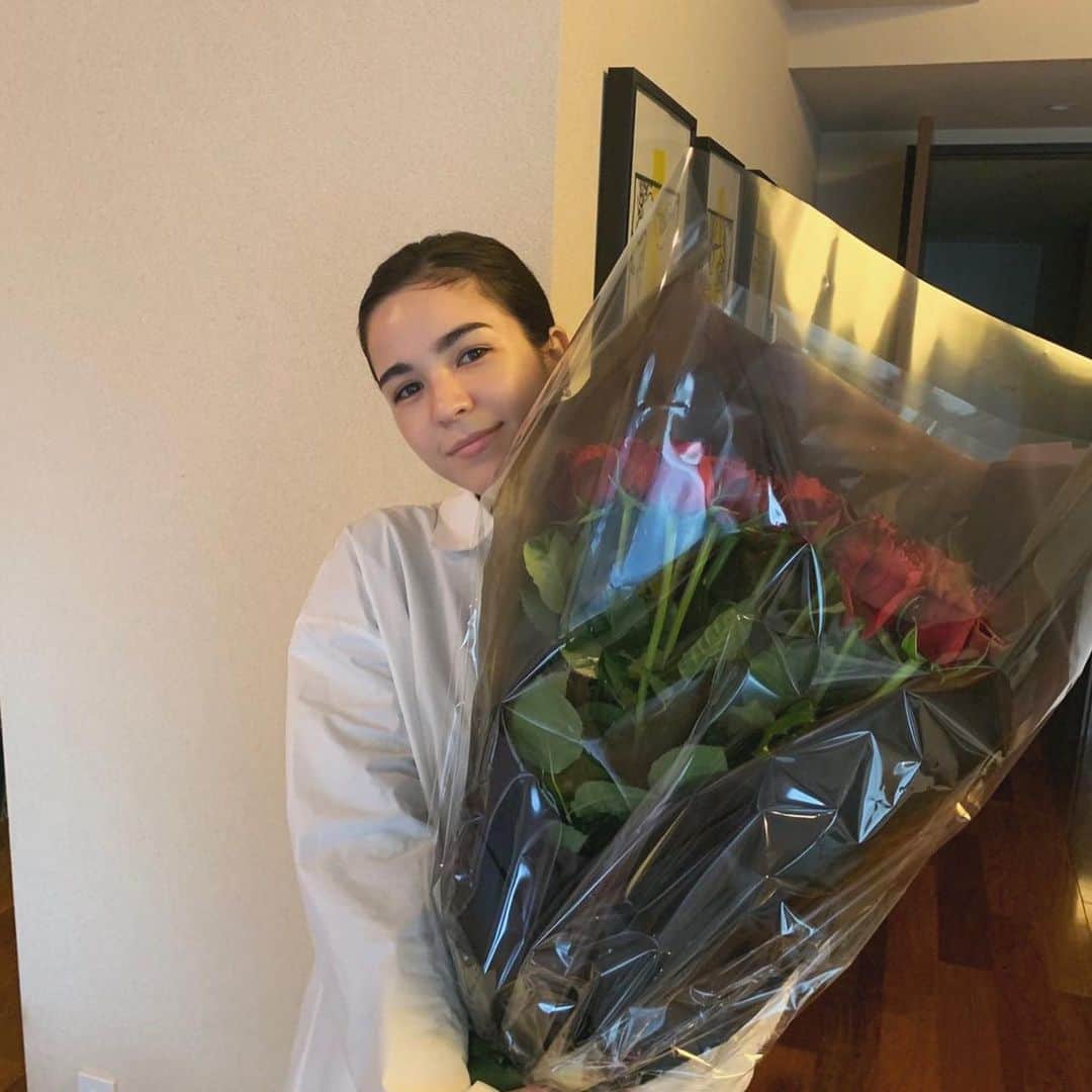 ケルク ハナのインスタグラム：「誕生日 綺麗な薔薇と綺麗な景色ありがとう😘❤️❤️❤️幸 サードステージ これからどんな人生になるかな 楽しみです☺️ みんないつも本当にありがとう、これからもよろしくお願いします」