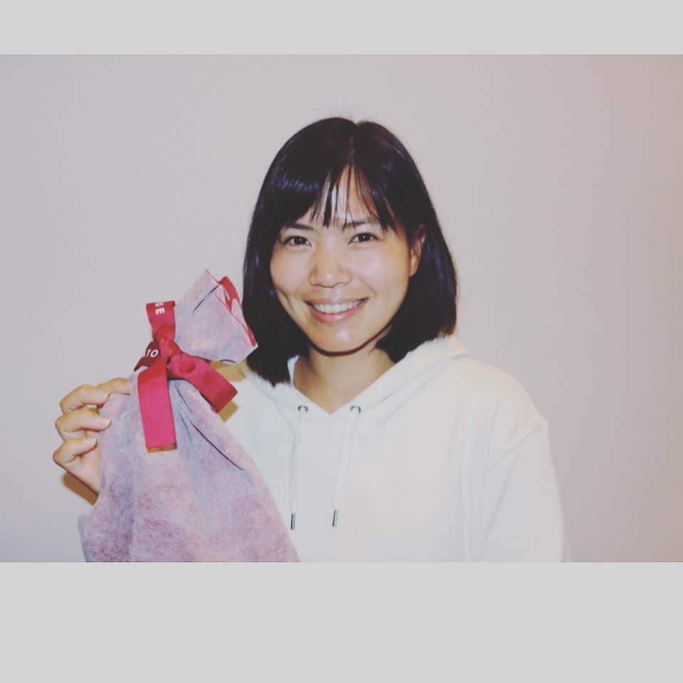 尾崎里紗さんのインスタグラム写真 - (尾崎里紗Instagram)「グラムスリーの坂本社長から、早めのクリスマスプレゼント頂きました！🎁﻿ 嬉しい😆﻿ ありがとうございます！﻿ ﻿  @gram3_sports  ﻿ ﻿ ﻿ ﻿ #glico ﻿ #powerproduction ﻿ #head ﻿ #headtennis_official﻿ #teamhead ﻿ #asicstennis﻿ #teamasics ﻿ #imoveme﻿ #onitsukatiger ﻿ #株式会社タイド ﻿ #TIDE. ﻿ #gram3 ﻿ #グラムスリー ﻿ #tbc_aesthetic ﻿ #エステ ﻿ #エステティックtbc ﻿ #尾崎里紗 ﻿ #risaozaki ﻿ #tennis ﻿ #tennisplayer ﻿ #テニス ﻿ #fitness ﻿」12月18日 21時32分 - risaozaki410