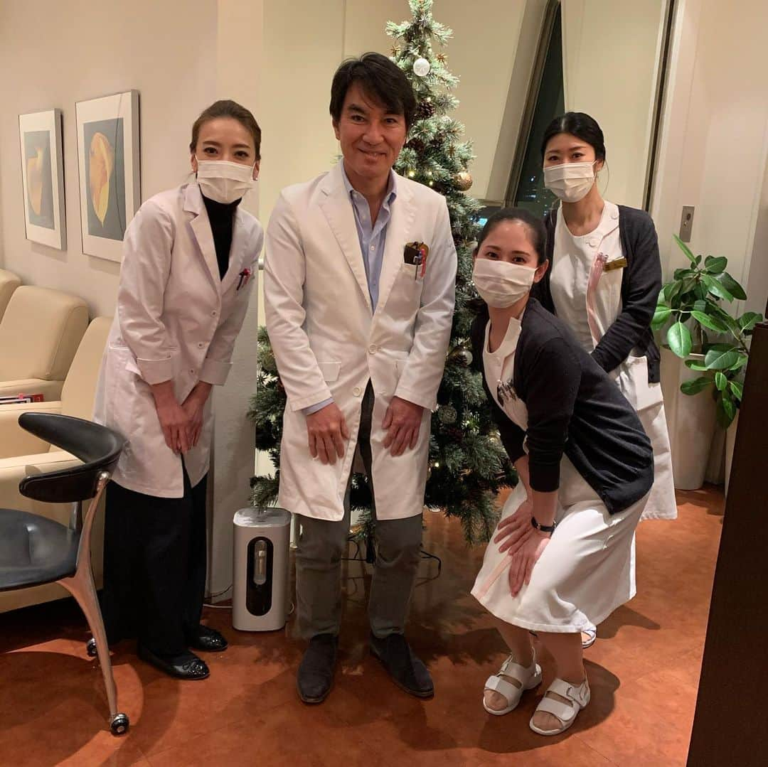 西川史子さんのインスタグラム写真 - (西川史子Instagram)「松倉クリニックにも、クリスマスツリーが飾られました！ 美しくて癒されています😊  ツリーの前で院長とスタッフと。今年もあと少し、頑張ります👩‍⚕️  #松倉クリニック表参道#クリスマス#クリスマスツリー#優しい院長👨‍⚕️」12月18日 21時33分 - dr.ayako_nishikawa