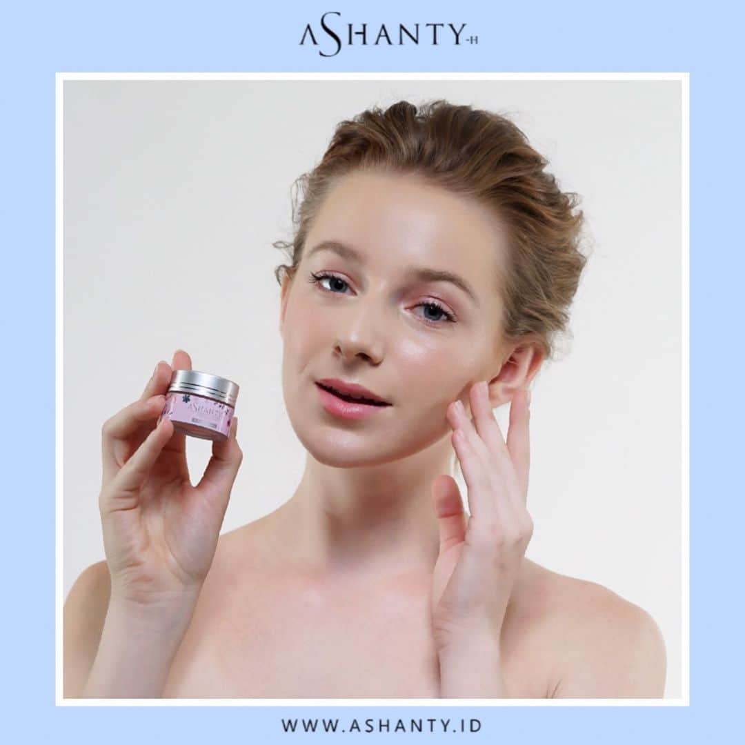 ASHANTY BEAUTY CREAM OFFICIALのインスタグラム：「Satu langkah mudah dapatkan kulit wajah idaman dengan rutin merawat wajah menggunakan Whitening Cream Series by Ashanty 🌸  Buat wajah indahmu terlihat lebih sehat, cerah dan berseri, Ashanty Beauty Cream Whitening Series menjaga dan memelihara kesehatan kulit wajah, merawat secara maksimal.  _________________________________ Informasi dan pemesanan : WA: 081293823950 WA: 085781140354 WA: 081287388885 WA: 087778489900 FAST RESPONS CLICK LINK yang ada di Bio IG @ashantyid  _________________________________ #creamwajag #beauty #cosmetics #brandlocal #skincare #skincarelocal #thehermansyah #beautyvlogger #beauty #kosmetikmahal #ashantyid #keluargaasix #ashantyhermansyah #mua」