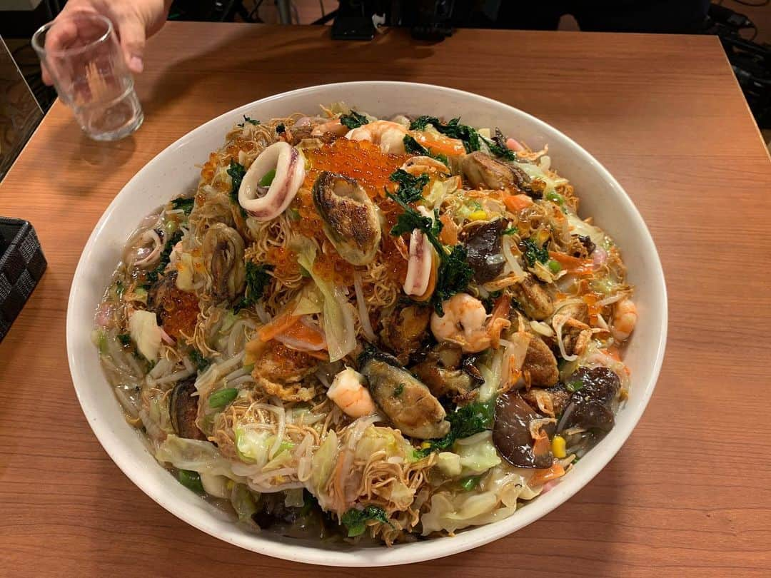 あこさんのインスタグラム写真 - (あこInstagram)「リンガーハットさんの皿うどん5kg！！めちゃくちゃ美味しかった☺️💕パリパリの麺に美味しいたっぷりの餡に豪華な具材🦐🦪🦑✨デカ盛りメニューを考えて下さったリンガーハットさん、ありがとうございました☺️普段はちゃんぽんばっかり食べるから今度は皿うどんも一緒に食べよー！ そしてリンガーハットさんから太っ腹なクリスマスプレゼントも期間限定でありますので皆様ぜひリンガーハットさんへ🏃‍♀️💨 #デカ盛りハンター #リンガーハット  #皿うどん #はらぺこツインズ」12月18日 21時37分 - harapeko__ako