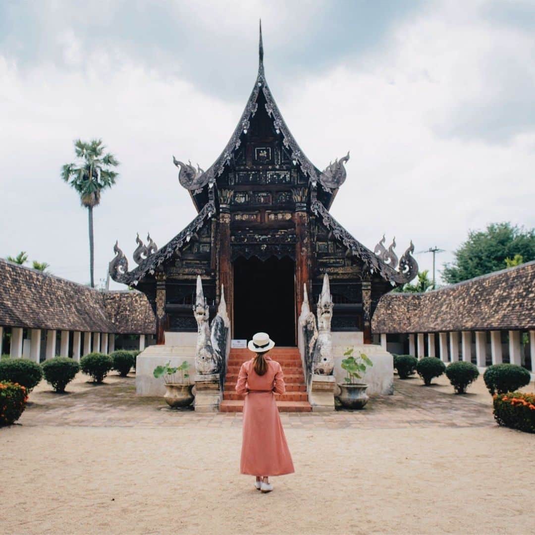 タイ航空のインスタグラム：「ย้อนยุคไปกับความงามของสถาปัตยกรรมโบราณแบบพื้นเมืองล้านนา ณ วัดอินทราวาส (วัดต้นเกว๋น) จังหวัดเชียงใหม่  การบินไทยพร้อมแล้วที่จะให้บริการท่านอีกครั้งในเส้นทางบินภายในประเทศ ไป-กลับ กรุงเทพ - เชียงใหม่  ทุกวันศุกร์ เสาร์ และ อาทิตย์ระหว่างวันที่ 1 ม.ค. - 28 ก.พ. 64  สำรองที่นั่งเที่ยวบินเชียงใหม่ 👉🏼 thaiairways.com  #thaiairways #smoothassilk #legacyreturns  #thailand #chiangmai #CNX #เราเที่ยวด้วยกัน #สบายต่างกัน」