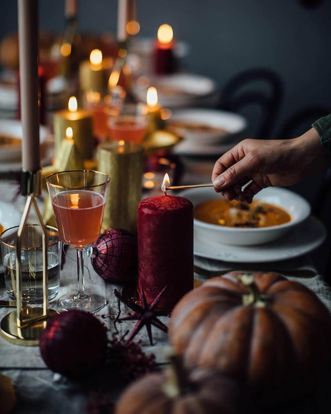 Our Food Storiesさんのインスタグラム写真 - (Our Food StoriesInstagram)「One of our all time favorite Christmas photos 🌟 This Christmas will be different for almost everyone but we are so much looking forward to some calm and cozy days. Photographed for @zarahome with our talented friends from @ruby_marylennox ❣️#ourfoodstories ___ #christmasdecor #christmasdecorations #tablesetting #tabledecoration #tabledecor #zarahome #foodstylist #foodphotographer #germanfoodblogger #decorationideas #fellowmag #verilymoment #simplejoys」12月18日 21時41分 - _foodstories_