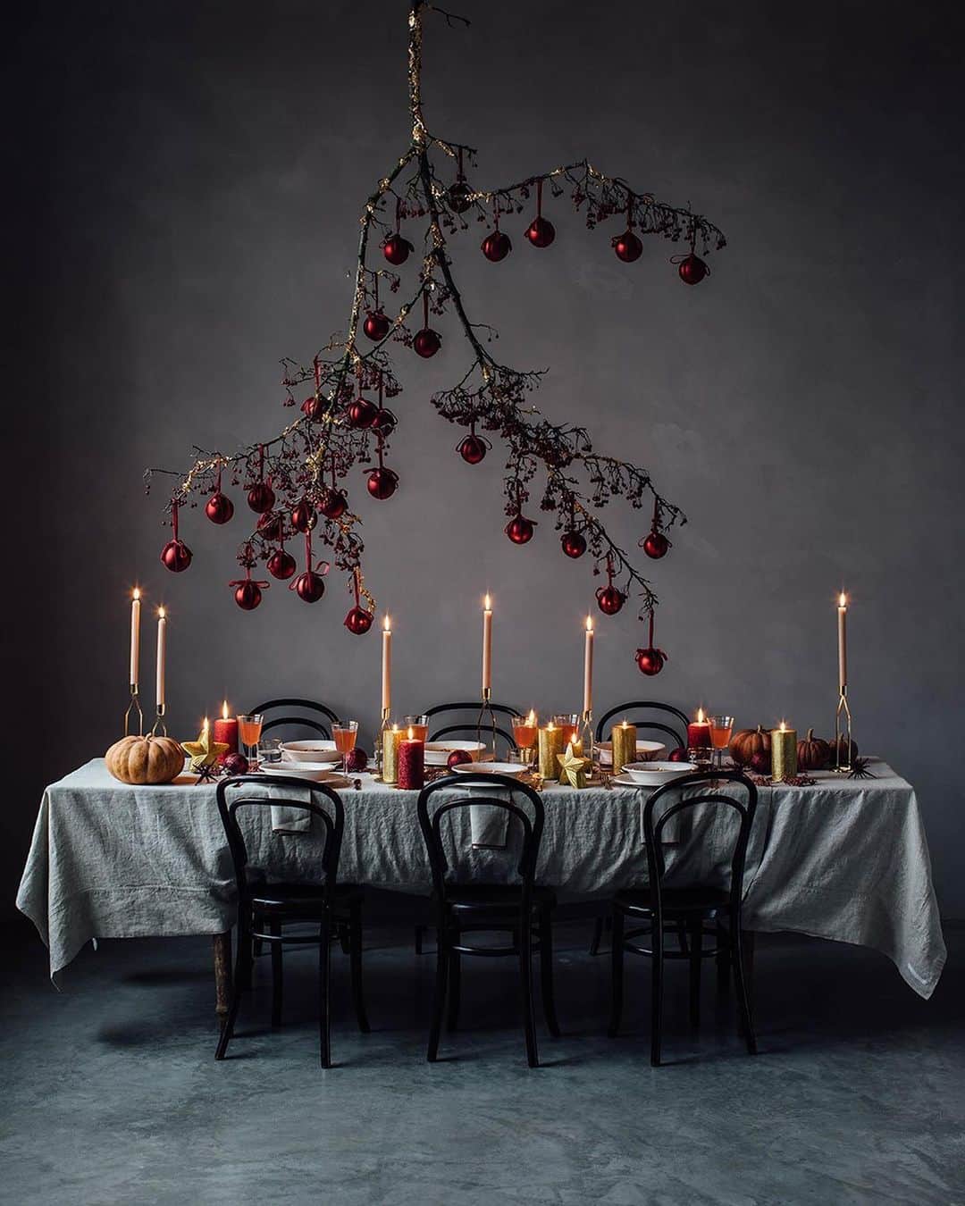 Our Food Storiesのインスタグラム：「One of our all time favorite Christmas photos 🌟 This Christmas will be different for almost everyone but we are so much looking forward to some calm and cozy days. Photographed for @zarahome with our talented friends from @ruby_marylennox ❣️#ourfoodstories ___ #christmasdecor #christmasdecorations #tablesetting #tabledecoration #tabledecor #zarahome #foodstylist #foodphotographer #germanfoodblogger #decorationideas #fellowmag #verilymoment #simplejoys」
