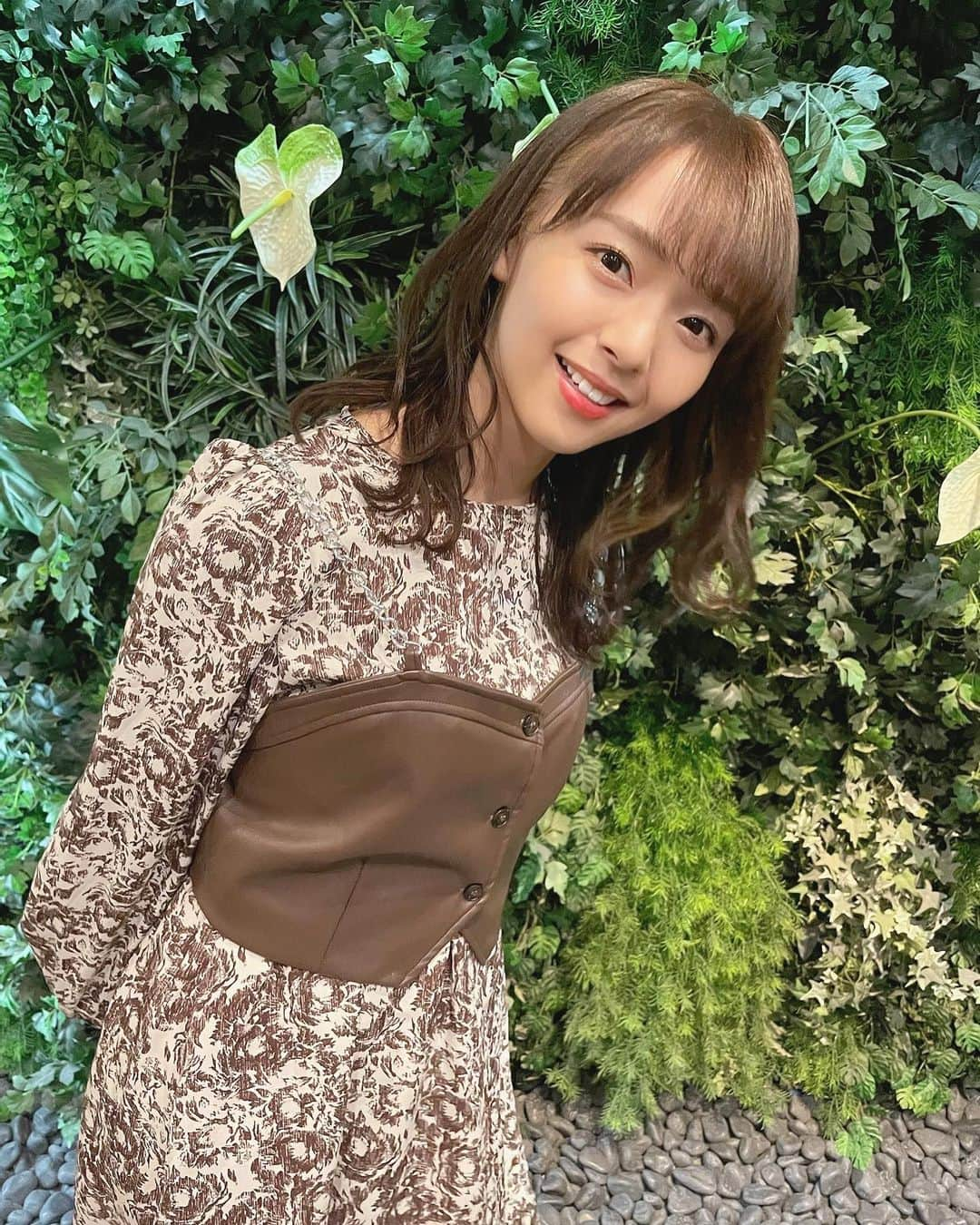 高畑結希のインスタグラム：「. 皆さん今週もお疲れさまです😌 忙しい時期だと思いますが 素敵な気分で年を越せるように 頑張ってくださいね❄🎅🎍🌅  ジャングルみたいなところで📸 . #華金 #金曜日 #おつかれさま #今年もあと少し #ジャングル #葉っぱ #iphone12 #ootd #brown #fashion」