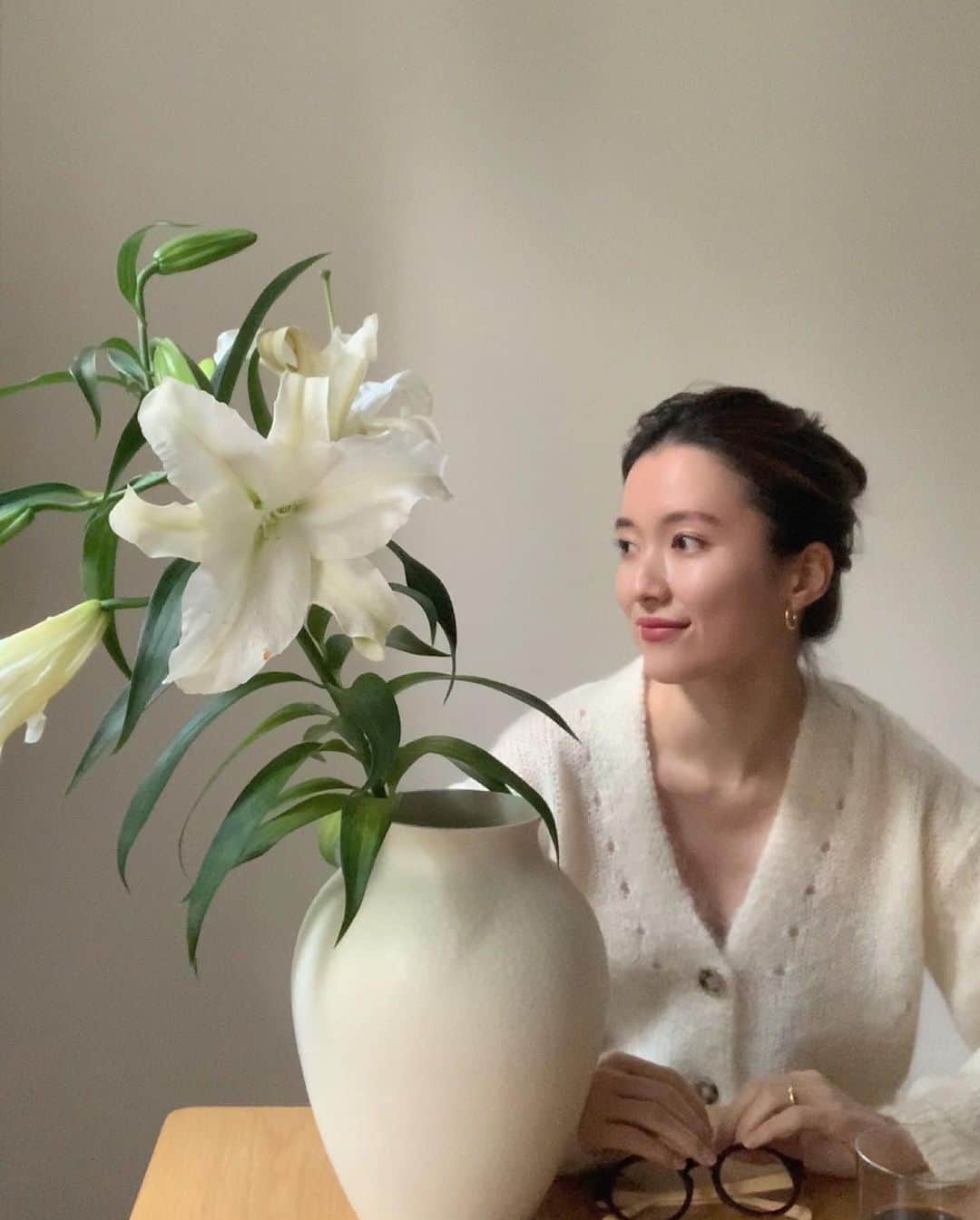 吉竹美聡のインスタグラム：「最近冷えるからおうちでも温かい ふわふわのカーディガンを羽織ってます🤍 ショート丈で編み込みまで可愛い...✨ #tarajarmon  お花屋さんで買った真っ白な カサブランカの花言葉は "純粋"や"祝福"だって事を知って 贈り物にもぴったりだと思った🕊🤍 #カサブランカ」