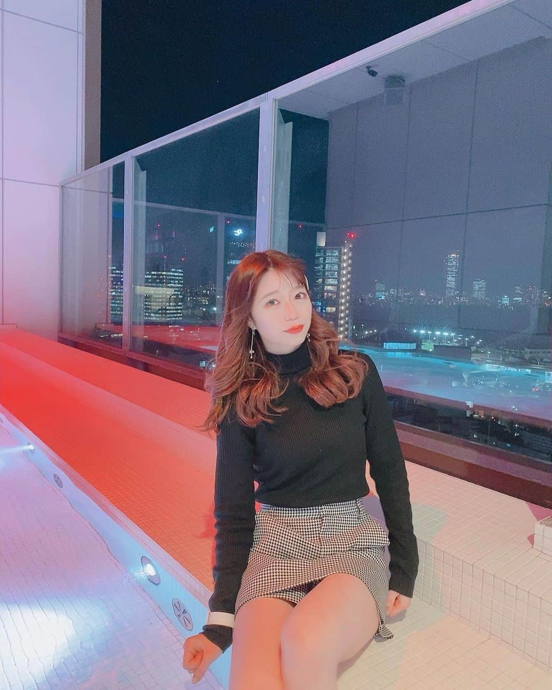 柏元萌華のインスタグラム：「MIYASHITA PARKsequence最上階の SORK ルーストップテラス「OYU」 いってきた☺️✨  足をお湯に入れながら 美味しいドリンクにだいすきな夜景が最高でした🤍✨  #soak #sorktokyo#oyu#miyashitapark #shibuya#エンタメレストラン#宮下パーク」