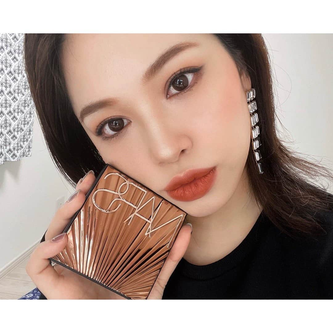 NANAMIさんのインスタグラム写真 - (NANAMIInstagram)「▹◃┄▸◂┄▹◃┄▸◂┄▹◃┄▸◂┄▹◃  #NARS #オソレイユフェースセット  限定コスメじゃなくて レギュラーにした方がいい。 イエべ秋🍂の私は大興奮パレット パケもすごい好き。汚れ目立たない。 これ大事。付属の赤のマスカラは苦手だけど買った。 ←自分のまつ毛がいけないだけなんだけど。  近々YouTubeにてアップします。 ここまで自分の顔が映える アイシャドウパレットは 久々かも知れません。  赤みが入ったブラウンが好みすぎる  #アイシャドウ #アイシャドウパレット  #ナーズ#コスメ#映え#イエベ#イエベ秋  #オータム #デパコス#限定コスメ #メイク#photo  #デパコス#購入品#冬 #hm #エイチアンドエム #メイク動画#YouTube#makeup#ブラックコーデ #ZARA#ザラジョ #ママ #cosmetics#ブラウンメイク」12月18日 21時45分 - nanamin733