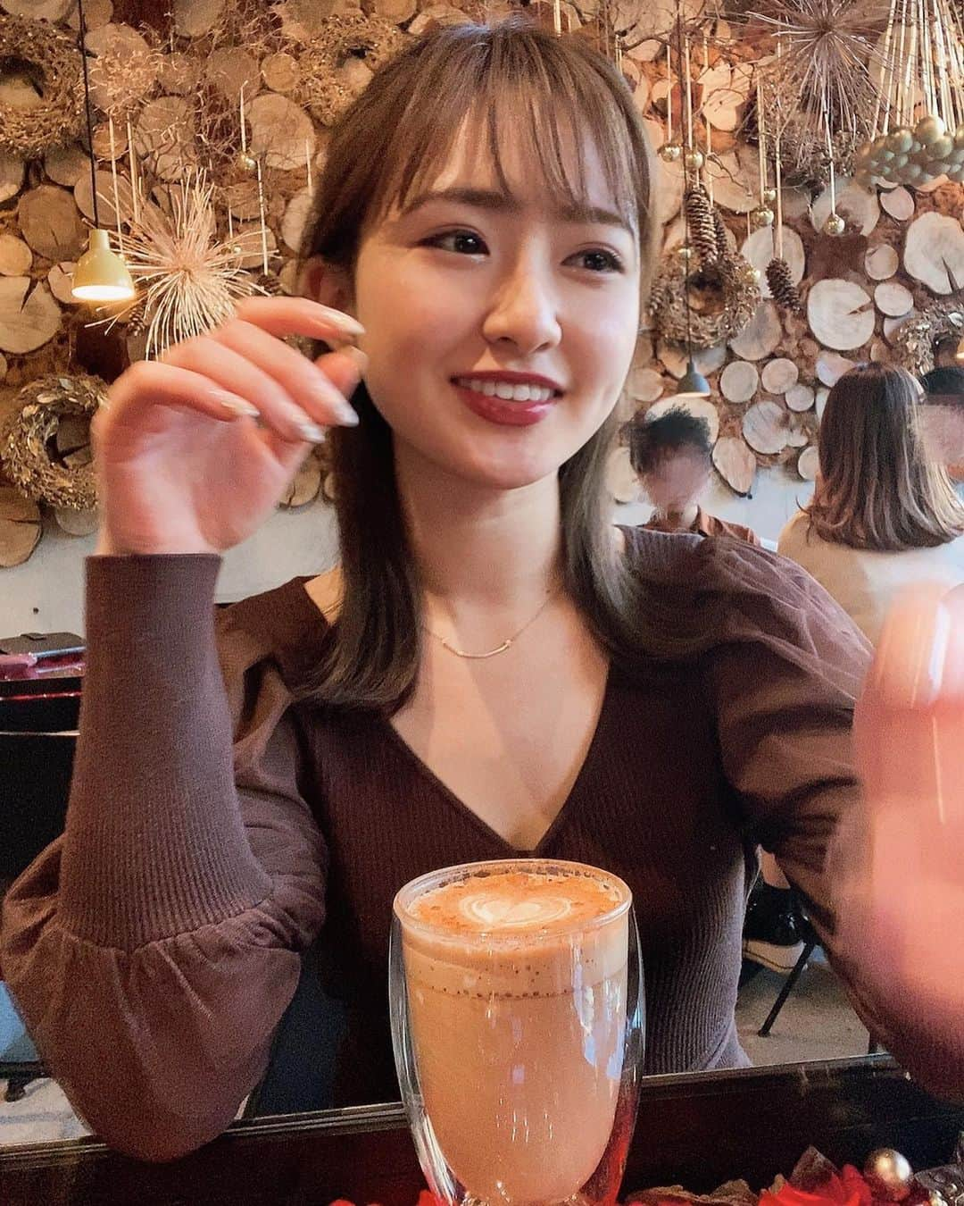 伊藤彩華さんのインスタグラム写真 - (伊藤彩華Instagram)「️🕯🤎  カプチーノのハートが可愛いかった。  3枚目手ブレブレ🥴  #ニコライバーグマン #ニコライバーグマンカフェ #nicolaibergmann #表参道カフェ #カプチーノ #ハーフアップ #冬メイク #mercuryduo」12月18日 21時45分 - ayaka_ito_official